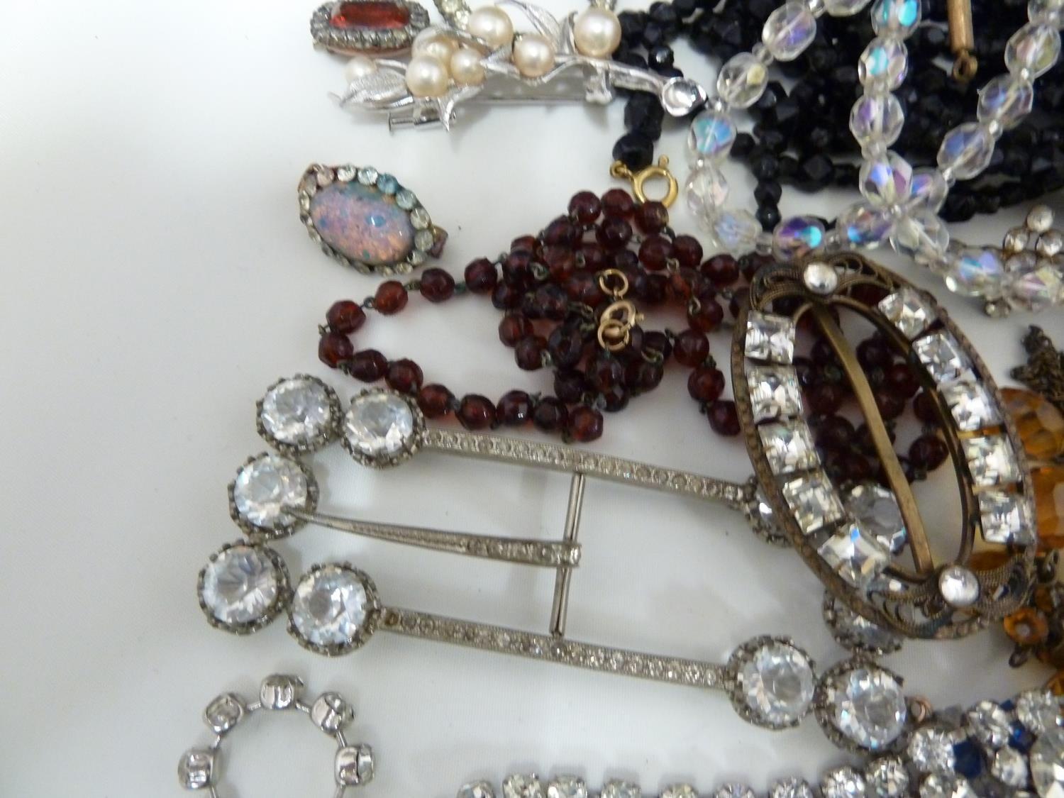 Vintage costume jewellery - varius items of diamante and old paste set items, including a - Image 4 of 9