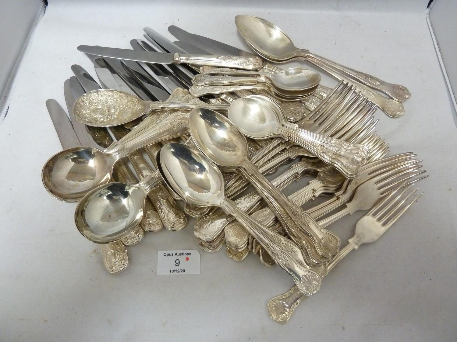 A canteen of silver plated cutlery, Kings Pattern, comprises: 8 dinner knives, 8 dinner forks; 8