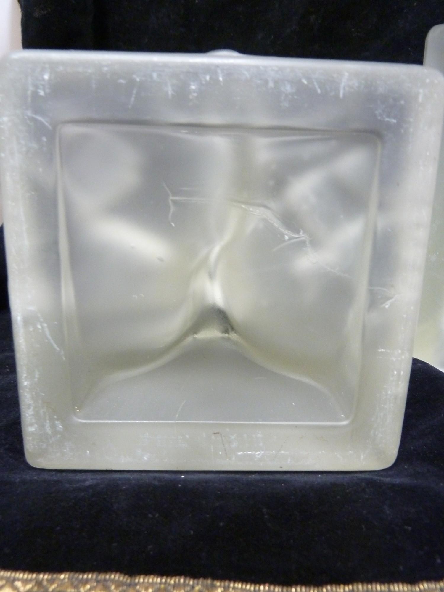 Hale Thompson - a pair of frosted glass book-ends, in the form of Polar bears on icebergs, 15.8 cm - Image 4 of 5