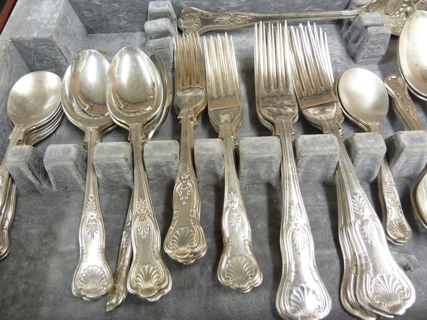 A canteen of silver plated cutlery, Kings Pattern, comprises: 8 dinner knives, 8 dinner forks; 8 - Image 7 of 12