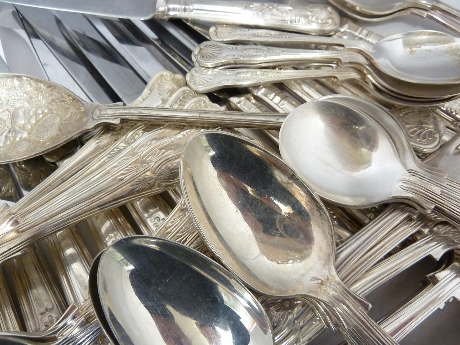 A canteen of silver plated cutlery, Kings Pattern, comprises: 8 dinner knives, 8 dinner forks; 8 - Image 9 of 12