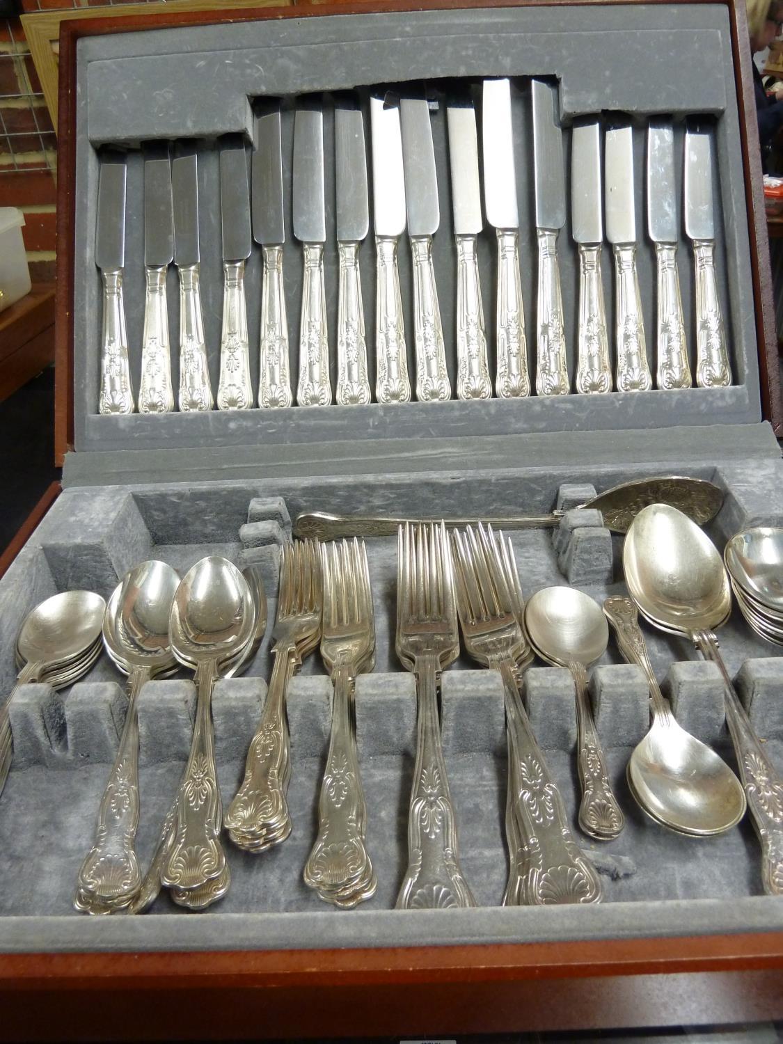 A canteen of silver plated cutlery, Kings Pattern, comprises: 8 dinner knives, 8 dinner forks; 8 - Image 2 of 12