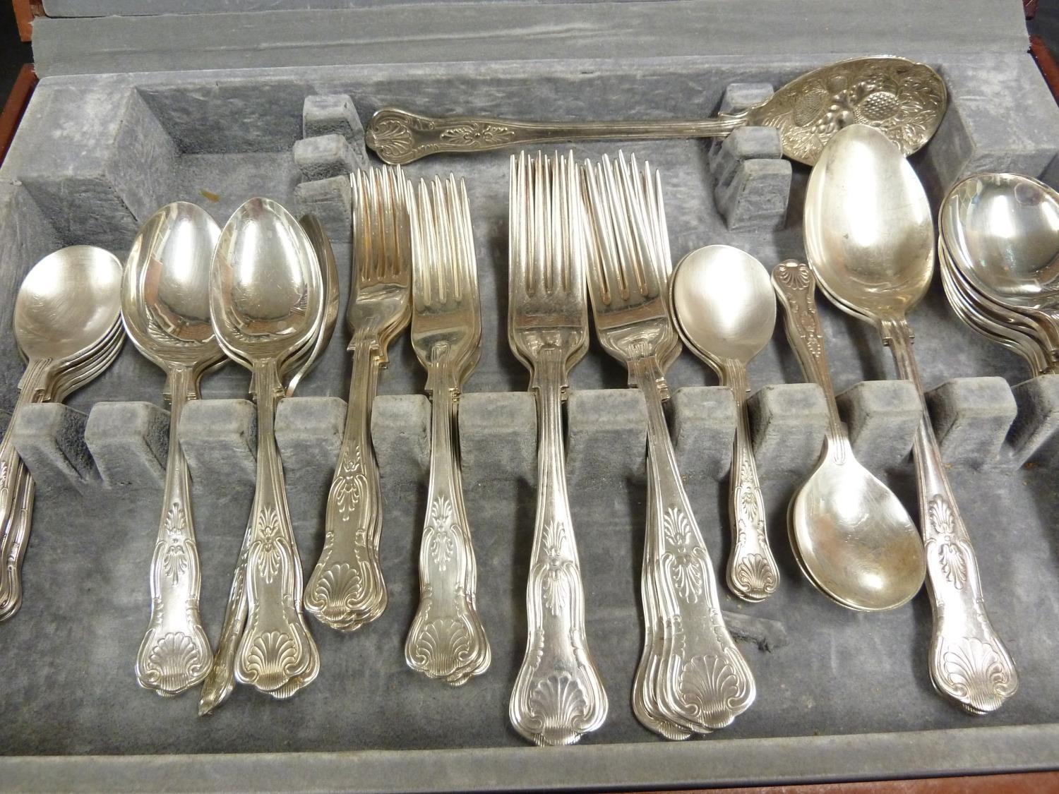 A canteen of silver plated cutlery, Kings Pattern, comprises: 8 dinner knives, 8 dinner forks; 8 - Image 5 of 12