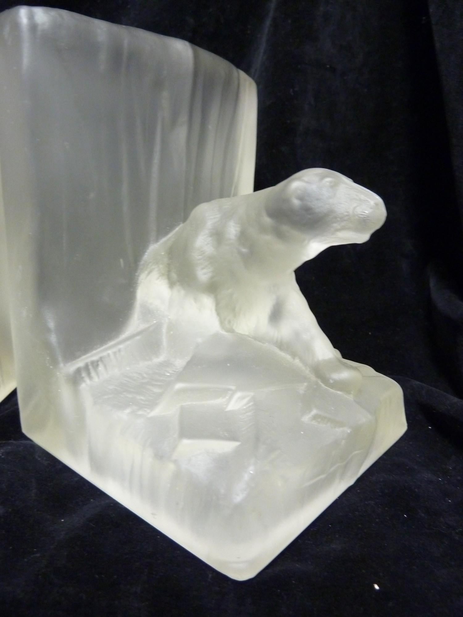 Hale Thompson - a pair of frosted glass book-ends, in the form of Polar bears on icebergs, 15.8 cm - Image 3 of 5