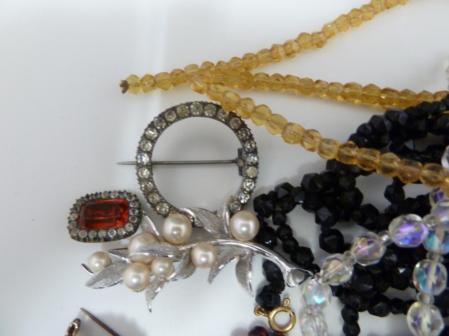 Vintage costume jewellery - varius items of diamante and old paste set items, including a - Image 2 of 9