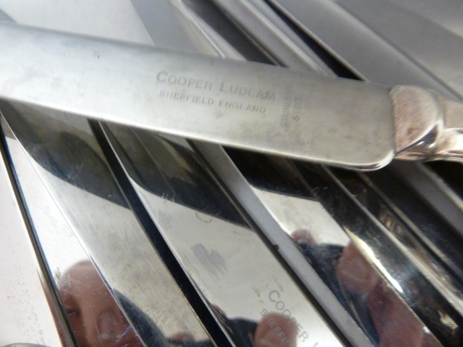 A canteen of silver plated cutlery, Kings Pattern, comprises: 8 dinner knives, 8 dinner forks; 8 - Image 11 of 12