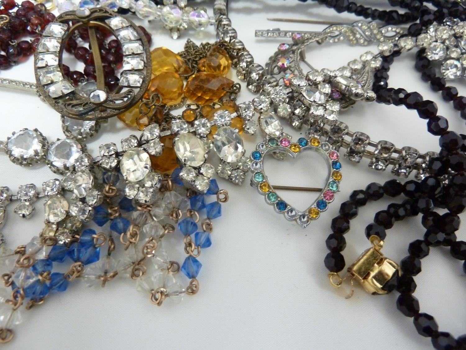 Vintage costume jewellery - varius items of diamante and old paste set items, including a - Image 8 of 9