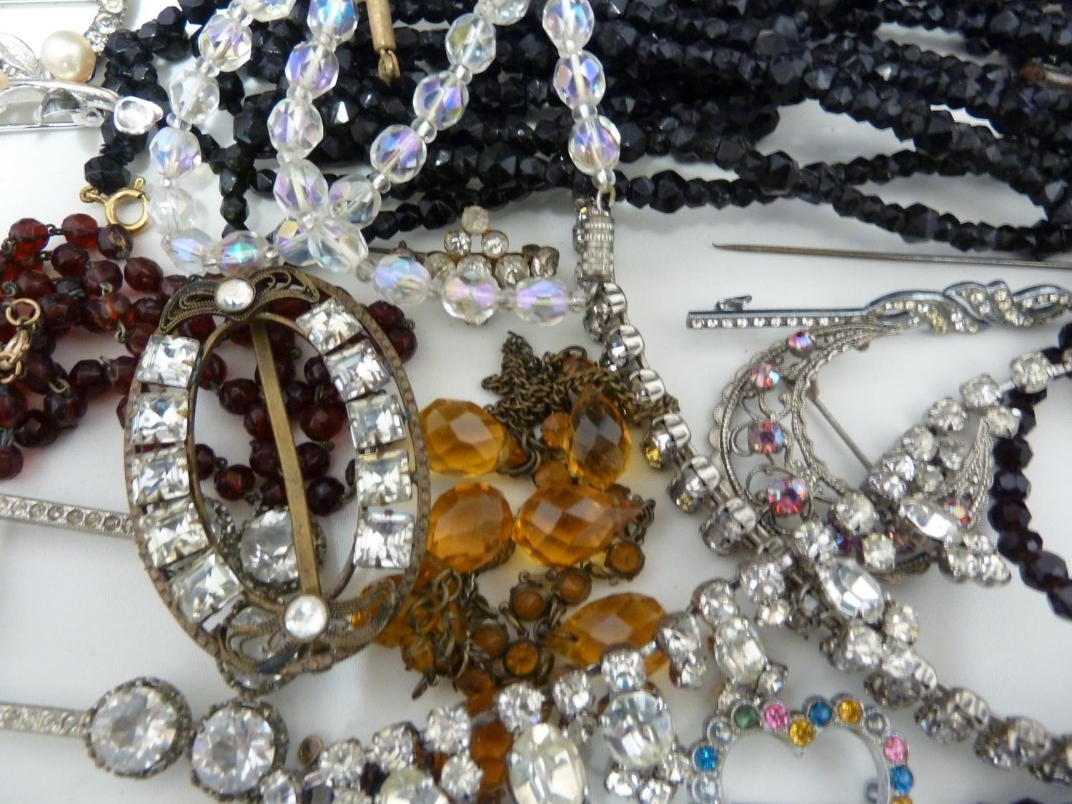 Vintage costume jewellery - varius items of diamante and old paste set items, including a - Image 5 of 9
