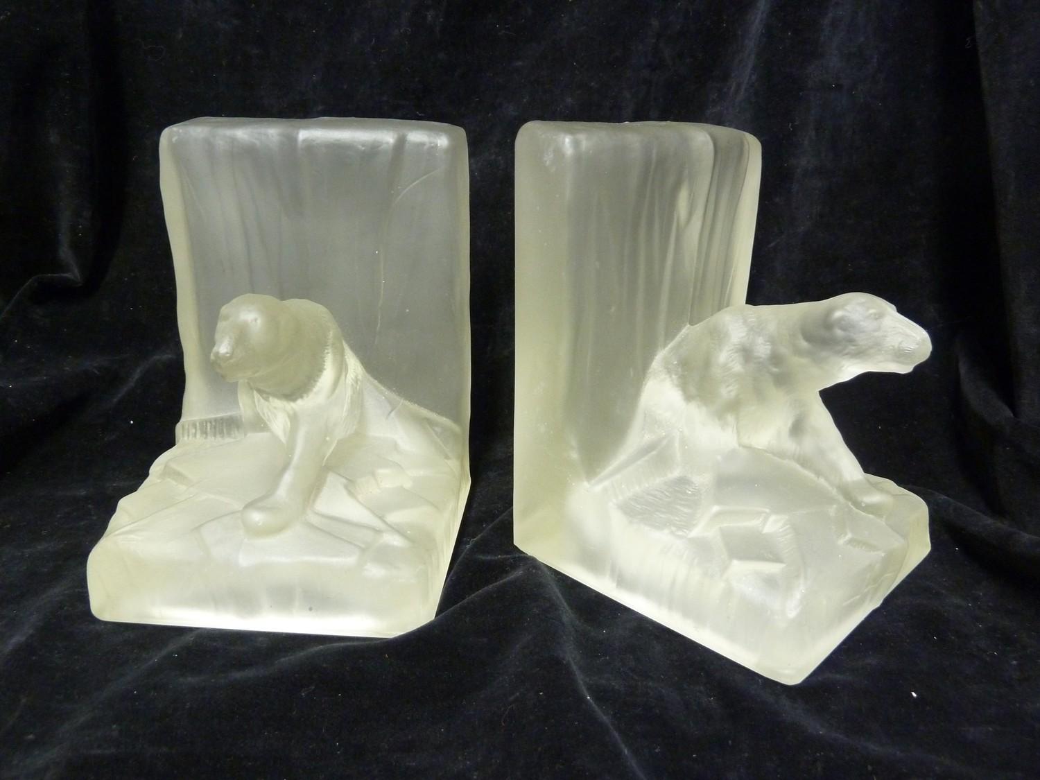 Hale Thompson - a pair of frosted glass book-ends, in the form of Polar bears on icebergs, 15.8 cm