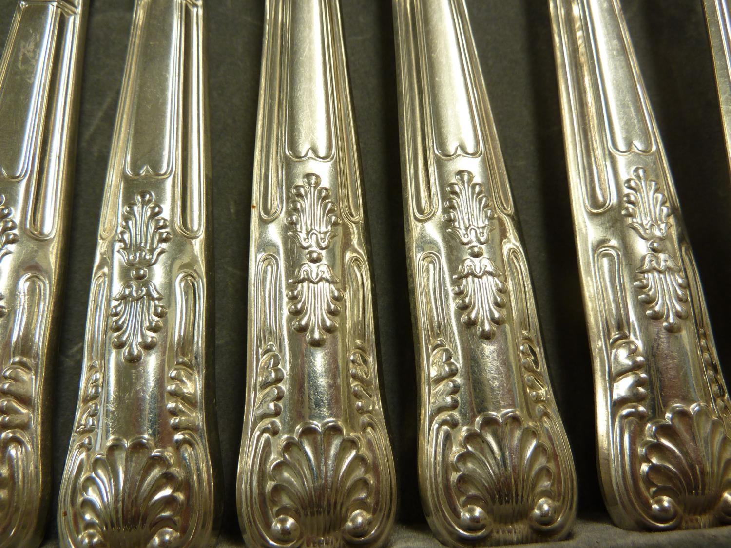 A canteen of silver plated cutlery, Kings Pattern, comprises: 8 dinner knives, 8 dinner forks; 8 - Image 4 of 12