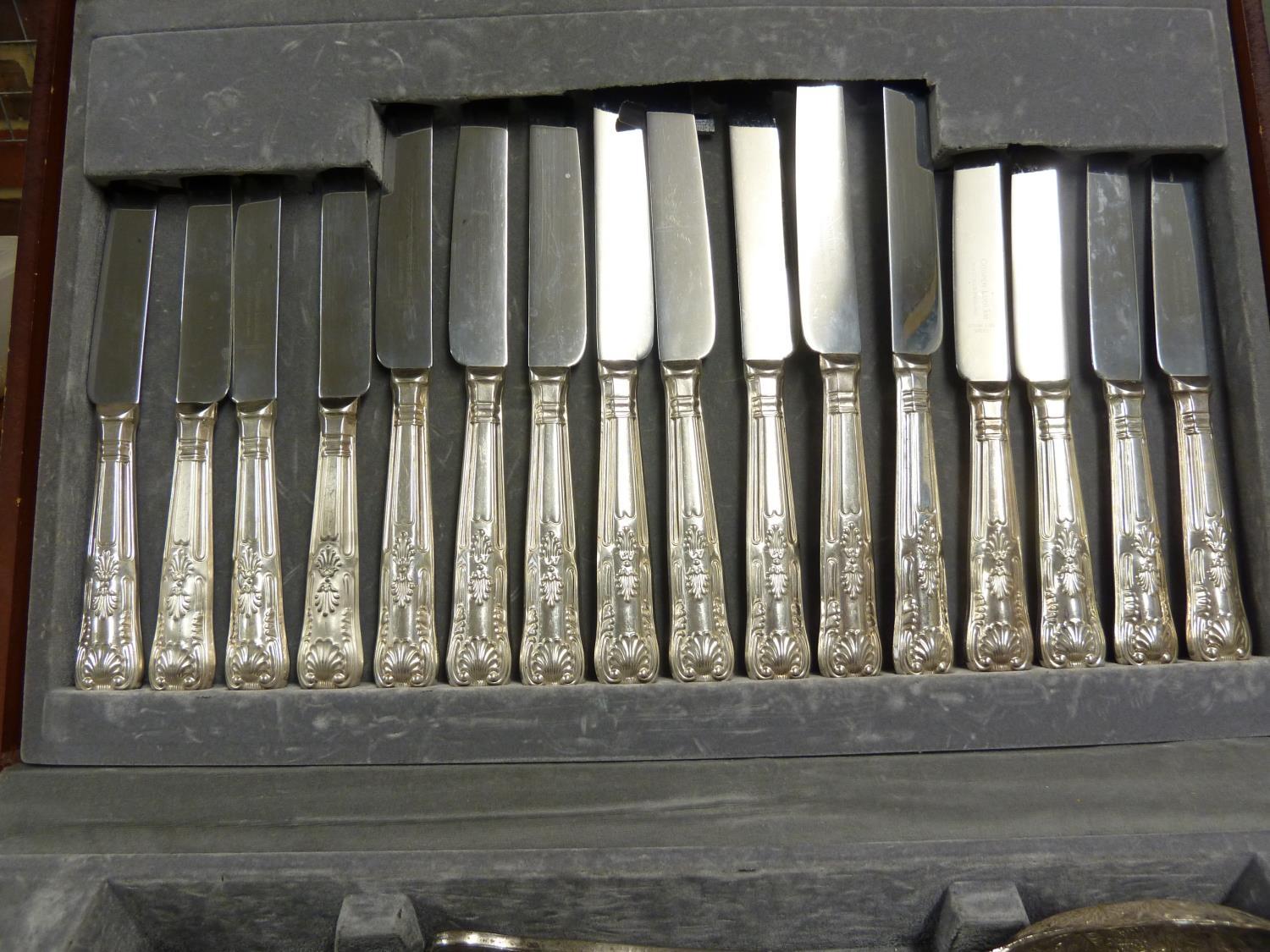 A canteen of silver plated cutlery, Kings Pattern, comprises: 8 dinner knives, 8 dinner forks; 8 - Image 3 of 12
