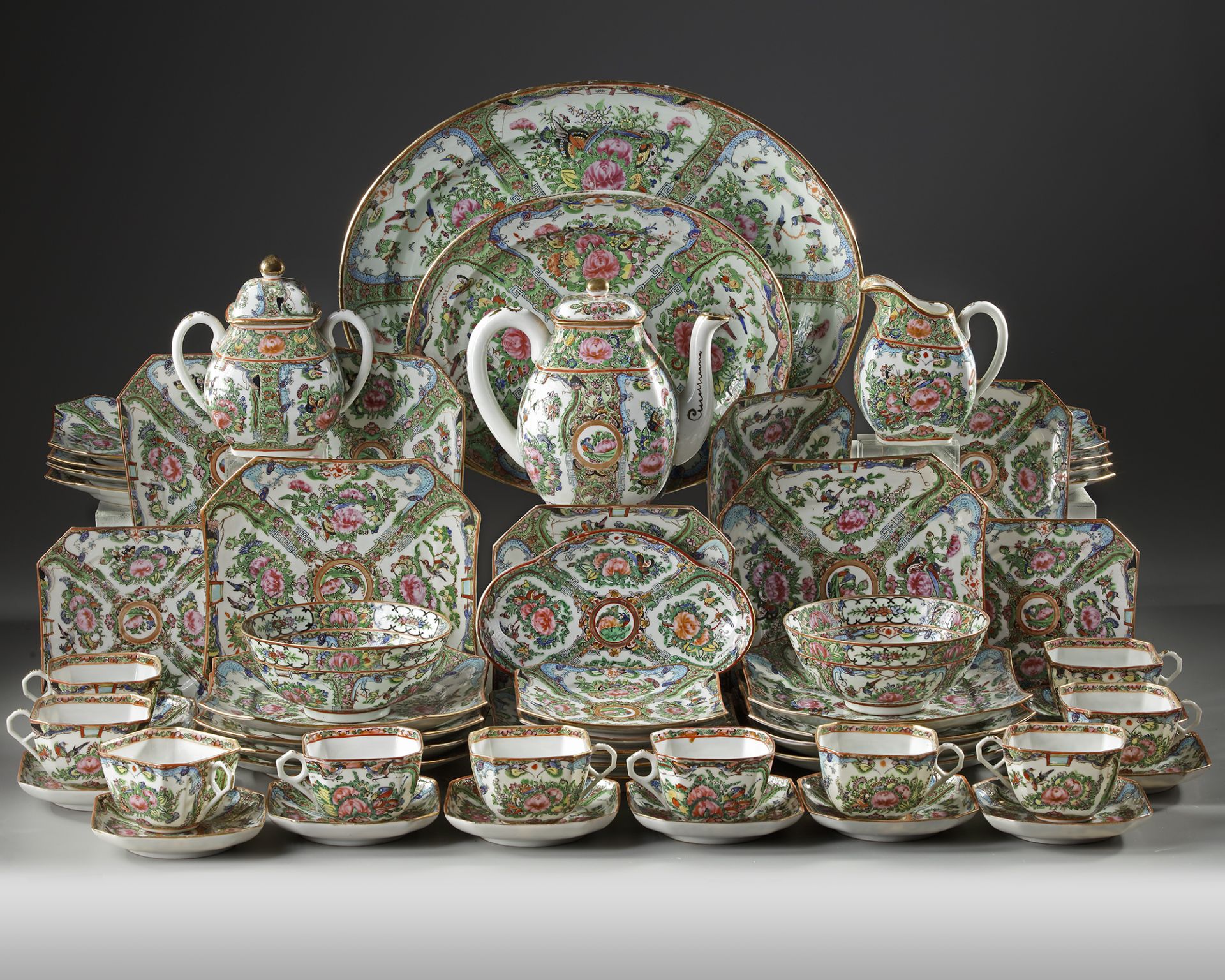 A CANTONESE PORCELAIN TABLEWARE SET, CHINA, 20TH CENTURY