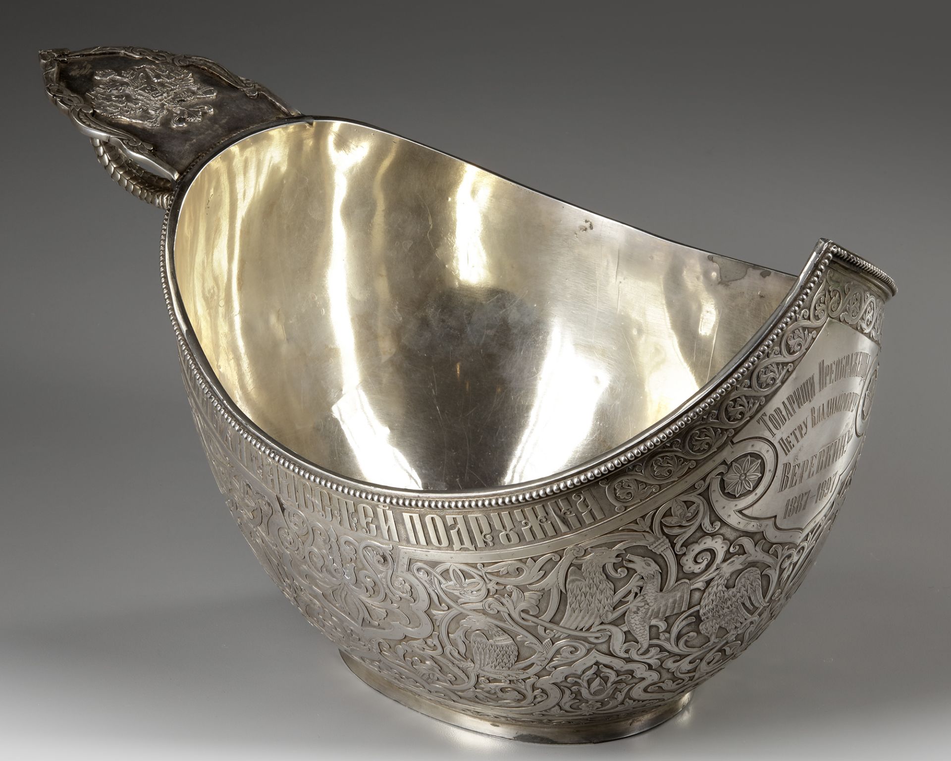 A LARGE RUSSIAN IMPERIAL SILVER KOVSCH BOWL, LATE 19TH CENTURY - Bild 6 aus 8
