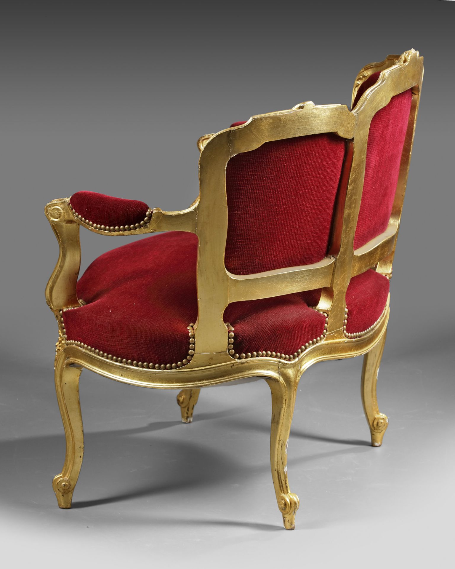 A FRENCH LOUIS XV STYLE MARQUISE SOFA, LATE 19TH CENTURY - Image 3 of 4