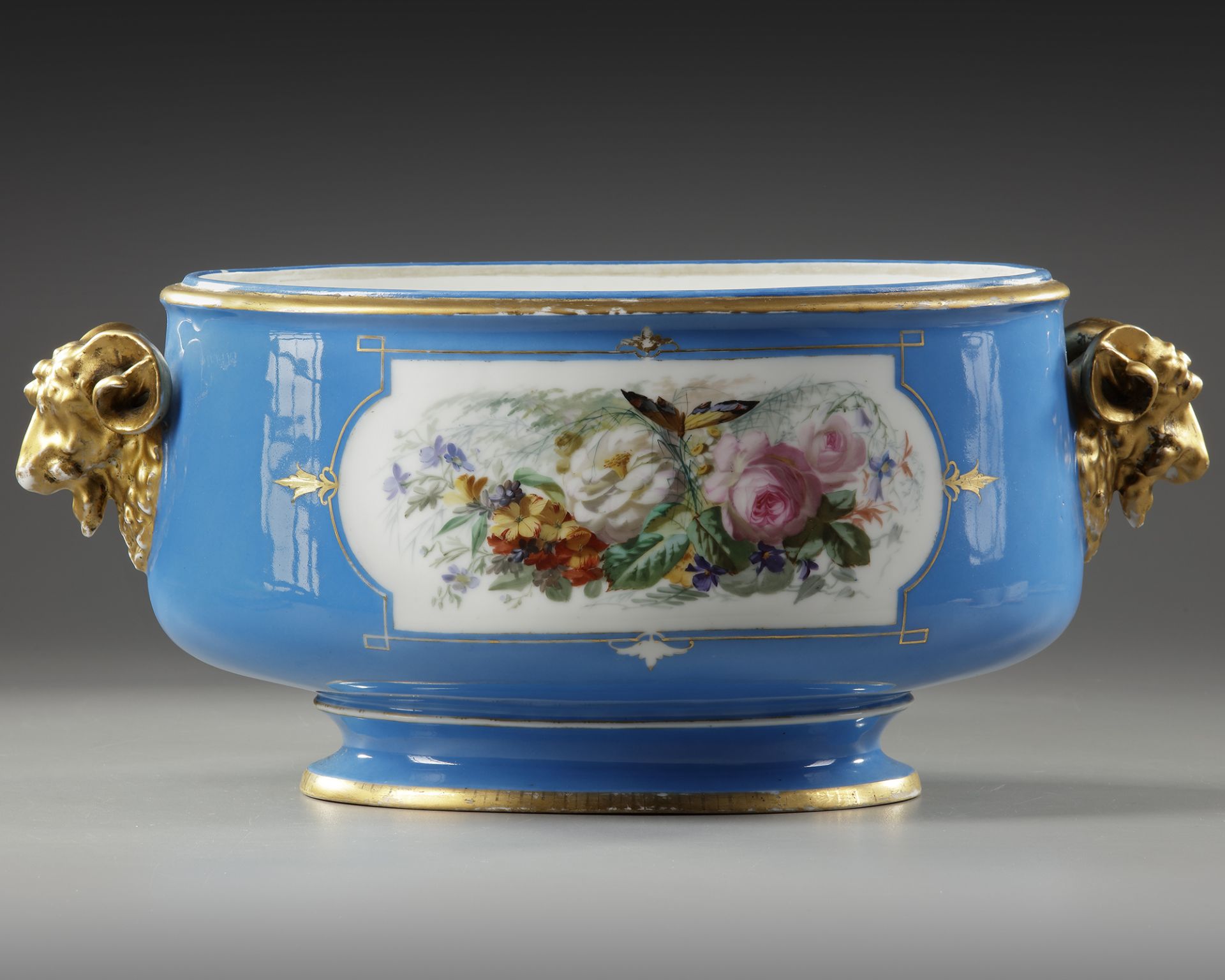 A FRENCH SEVRES PORCELAIN CUP, LATE 19TH CENTURY - Bild 2 aus 5