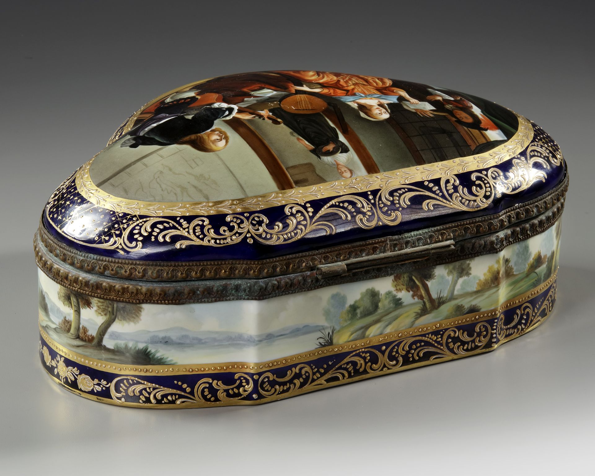 A PORCELAIN JEWELRY BOX, 19TH CENTURY - Image 2 of 4