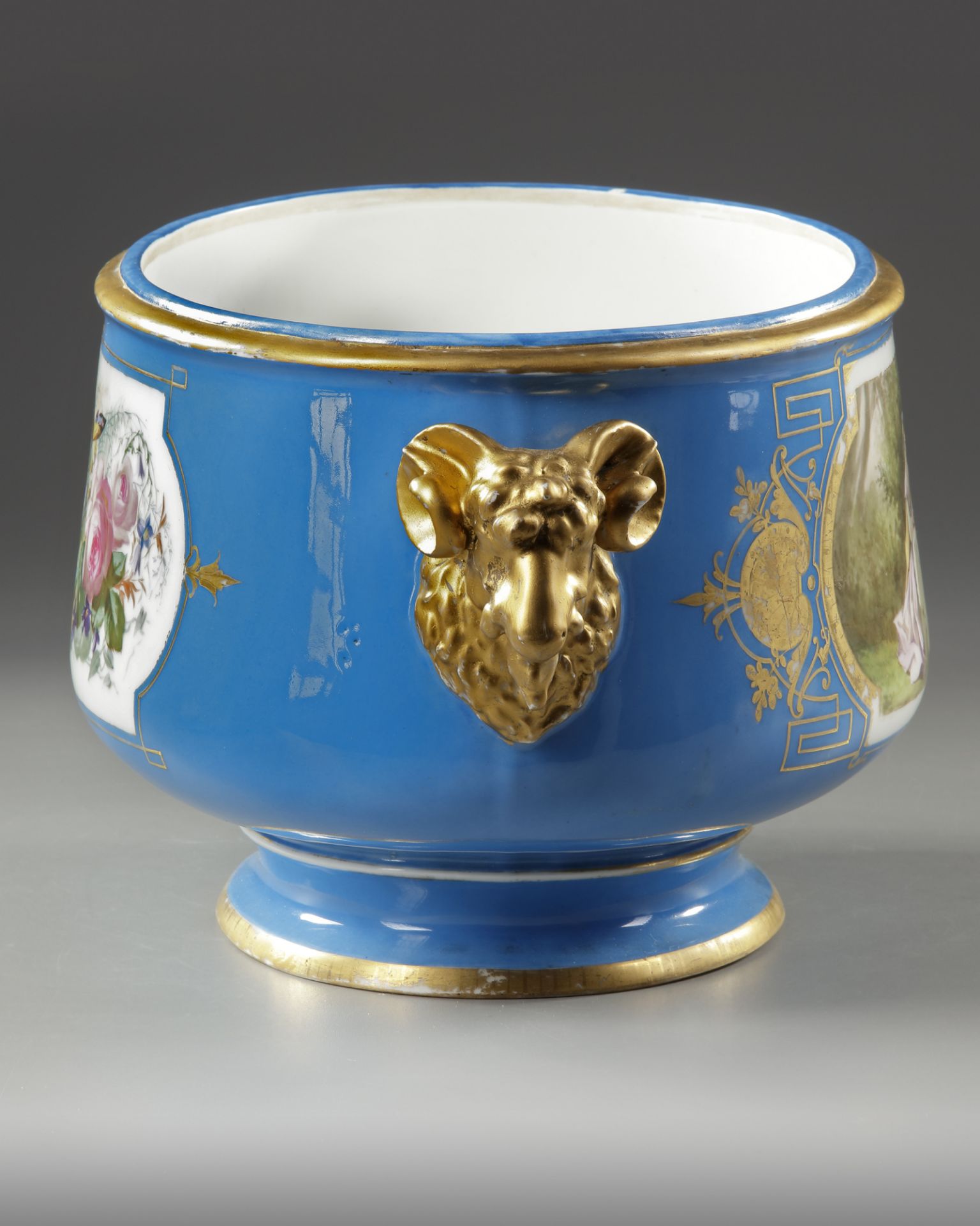 A FRENCH SEVRES PORCELAIN CUP, LATE 19TH CENTURY - Image 4 of 5