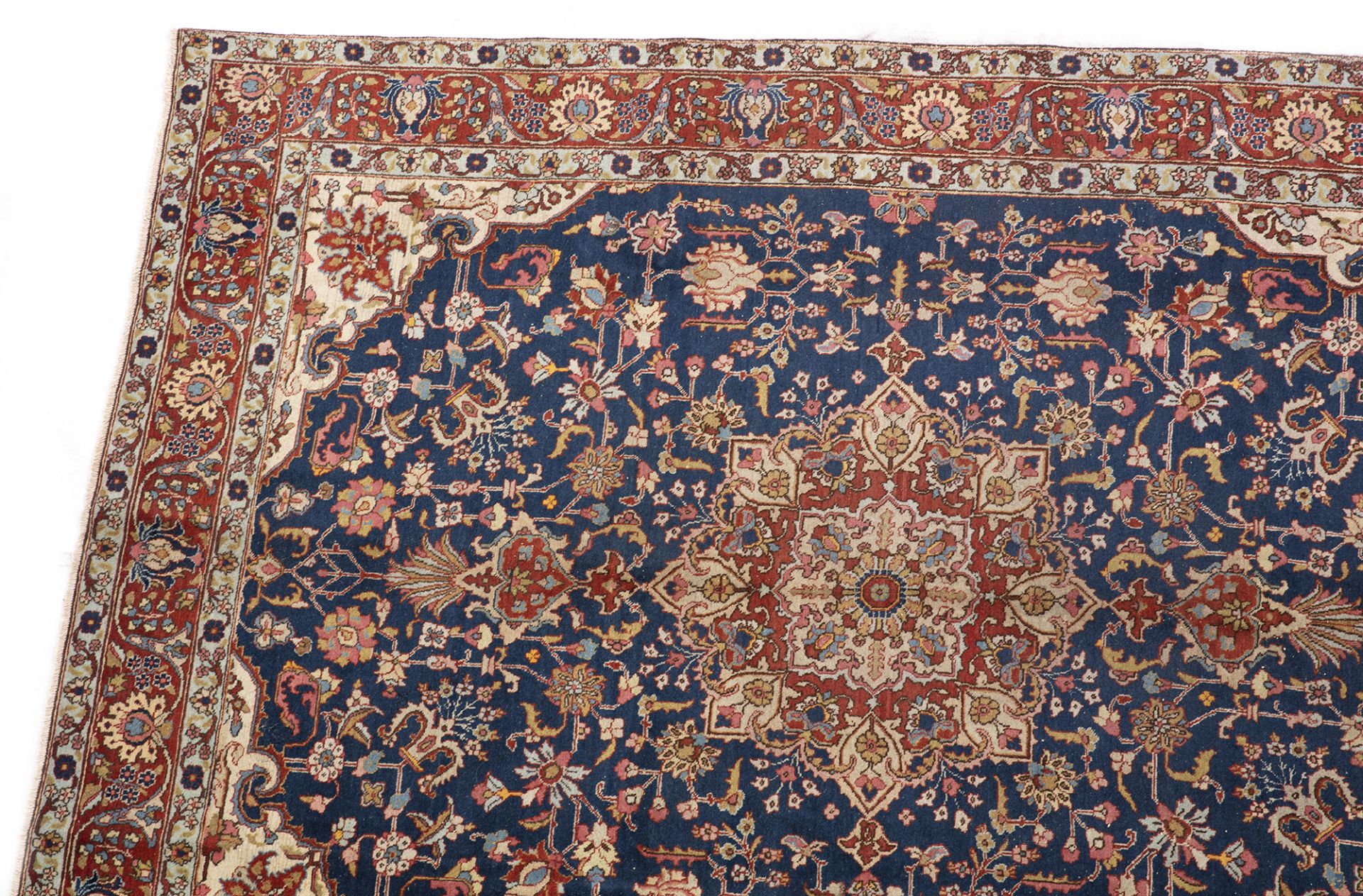 A TABRIZ CARPET, 1920-1930 - Image 3 of 7