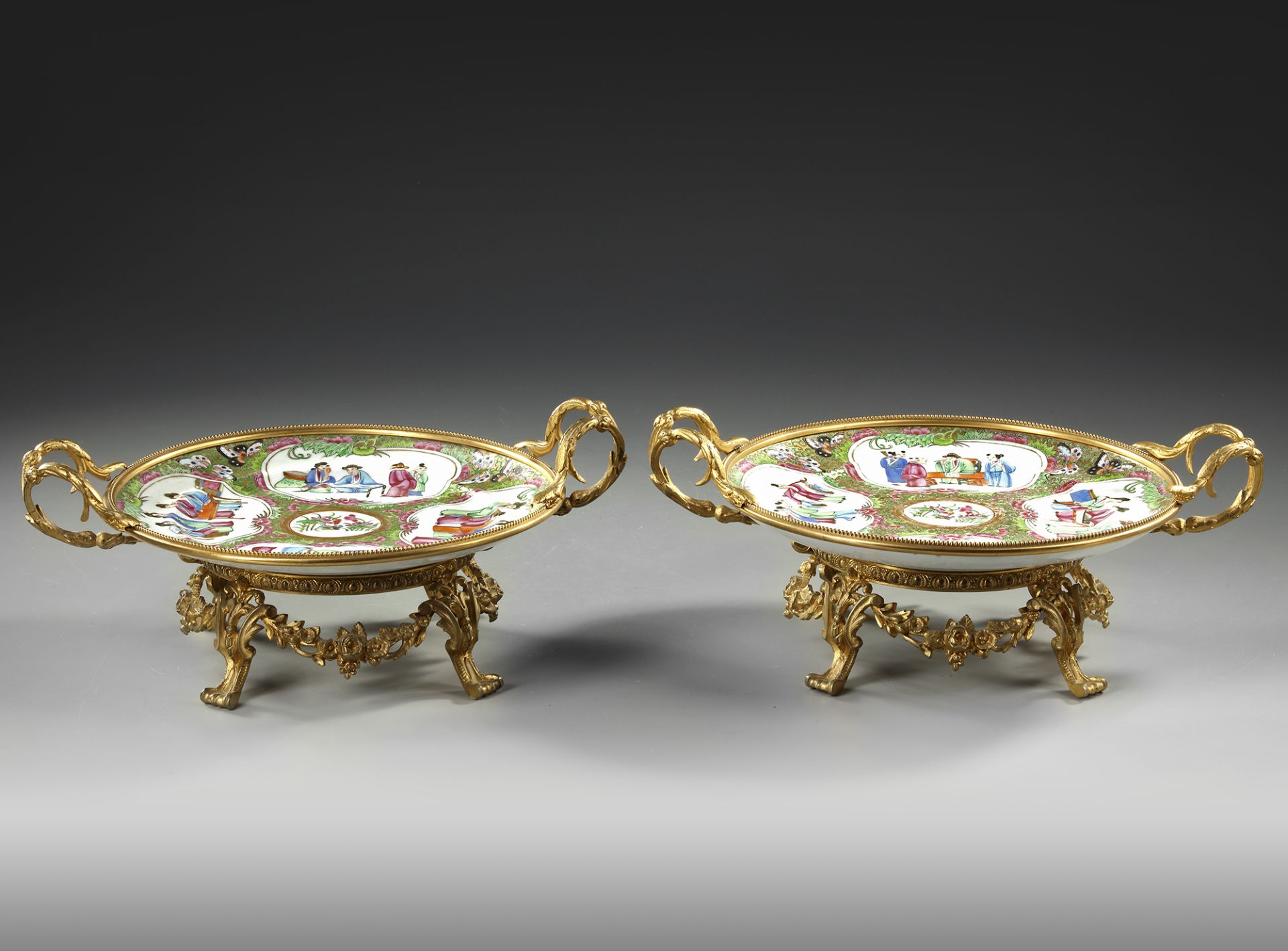 A PAIR OF CANTONESE PLATES, 20TH CENTURY