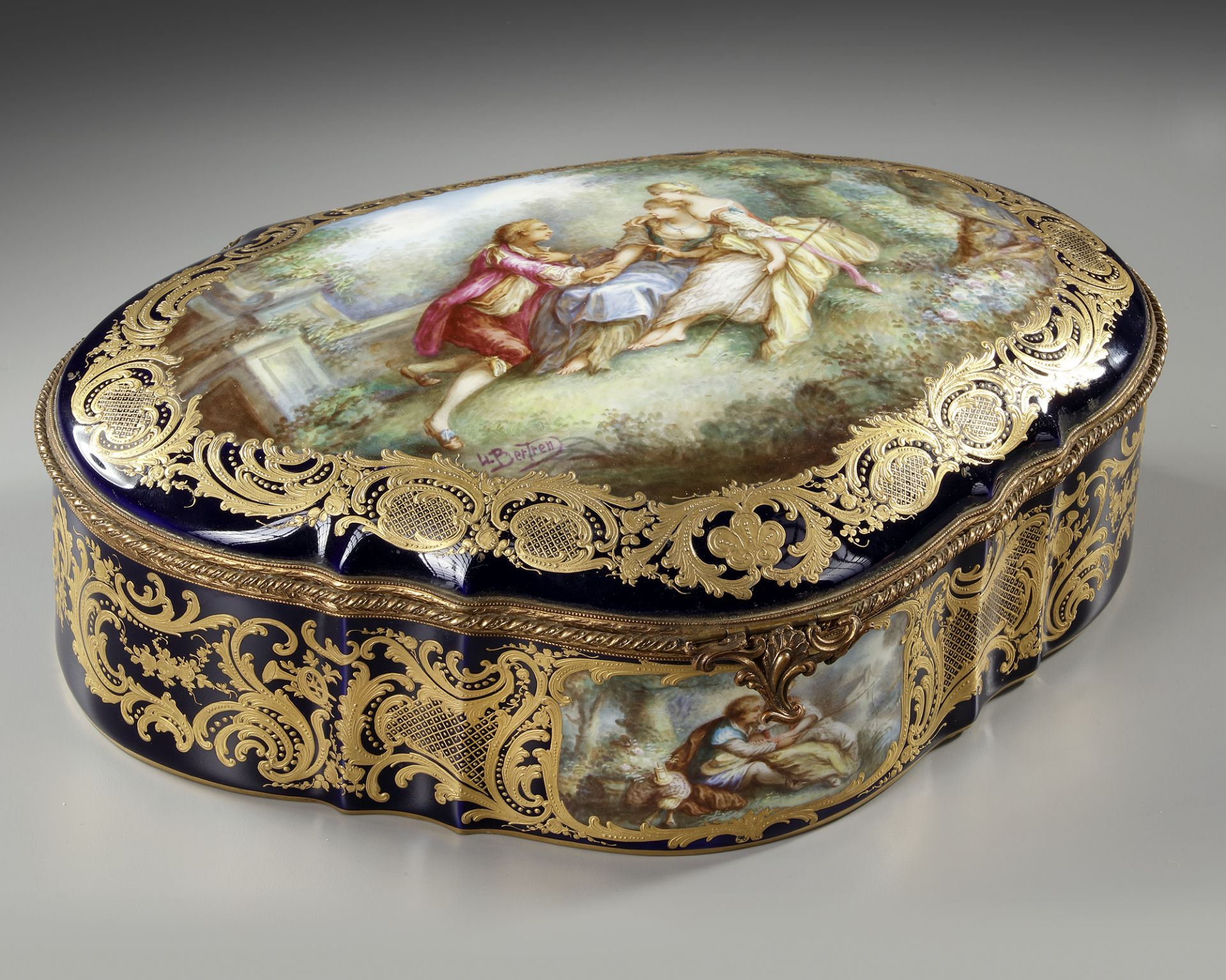 A PORCELAIN JEWELRY BOX, 19TH CENTURY