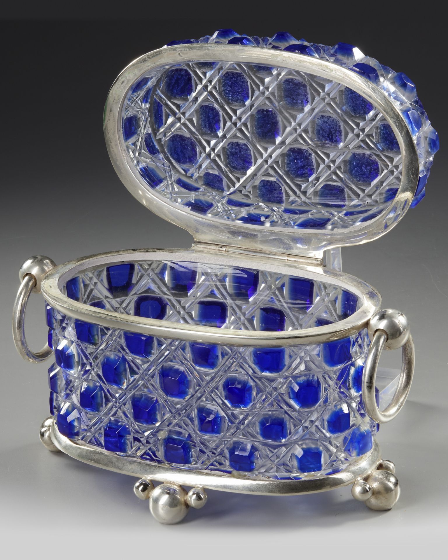 A BLUE CRYSTAL BOX, 20TH CENTURY - Image 3 of 4