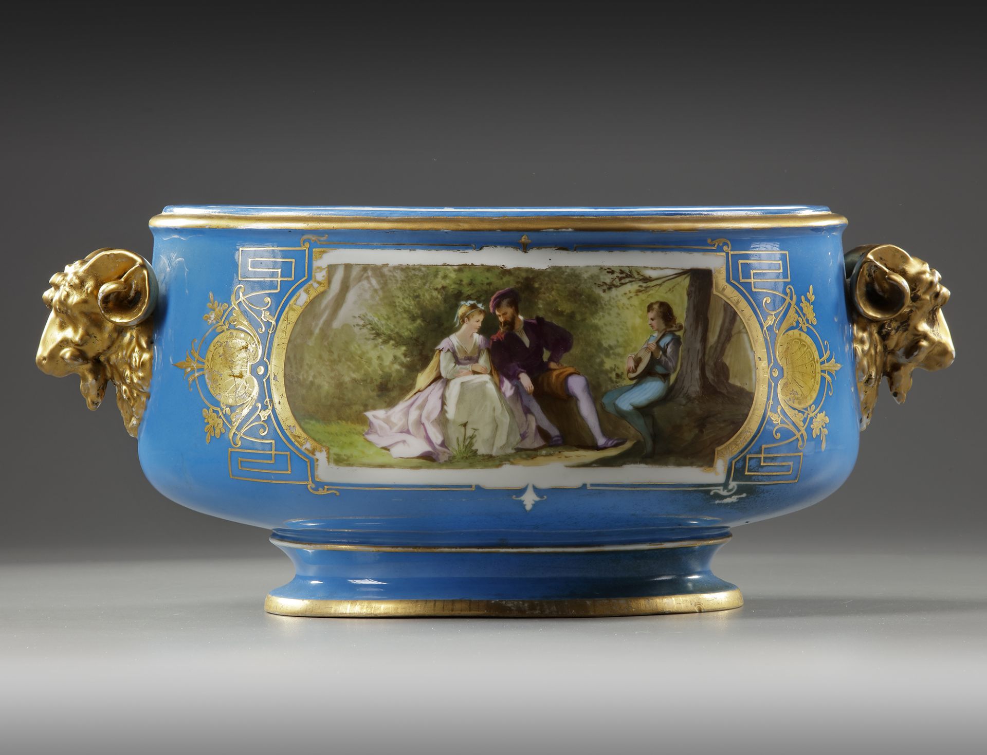 A FRENCH SEVRES PORCELAIN CUP, LATE 19TH CENTURY