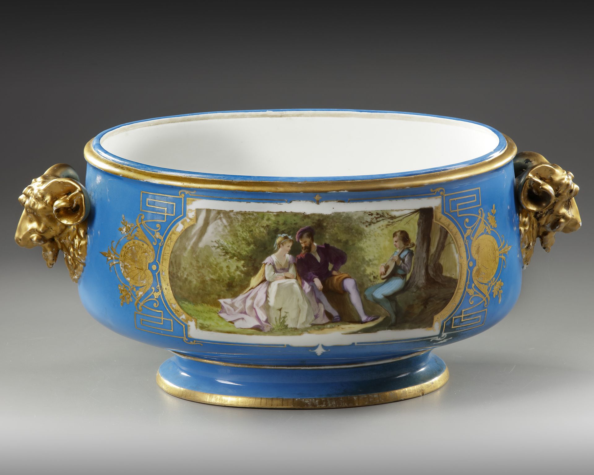 A FRENCH SEVRES PORCELAIN CUP, LATE 19TH CENTURY - Image 3 of 5