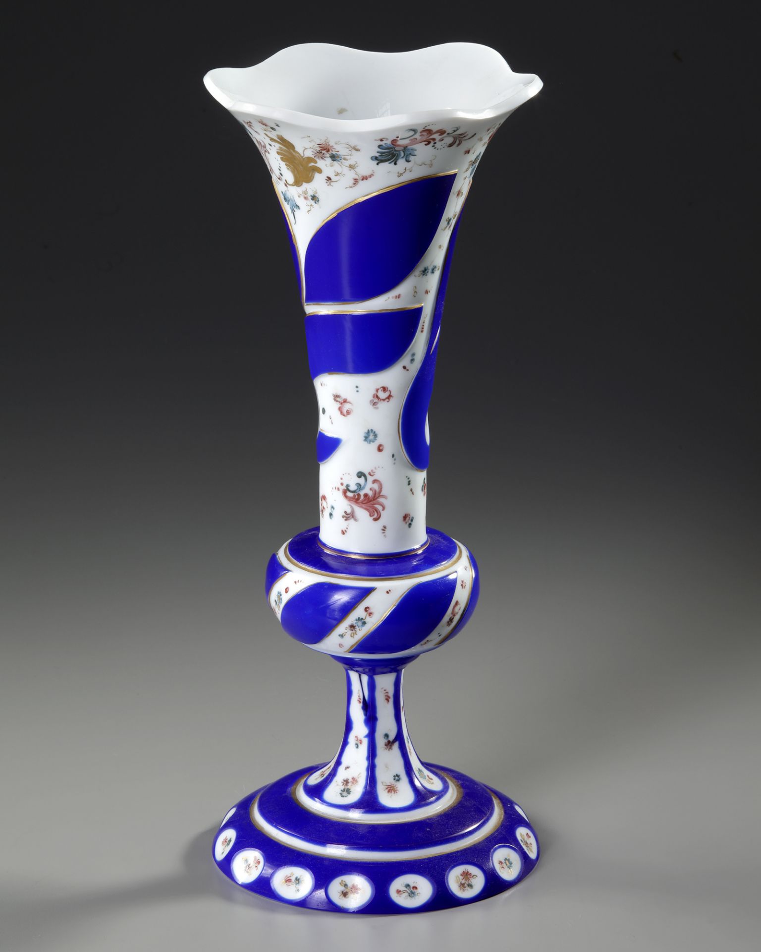 AN OVERLAY VASE, LATE 19TH CENTURY - Image 2 of 3