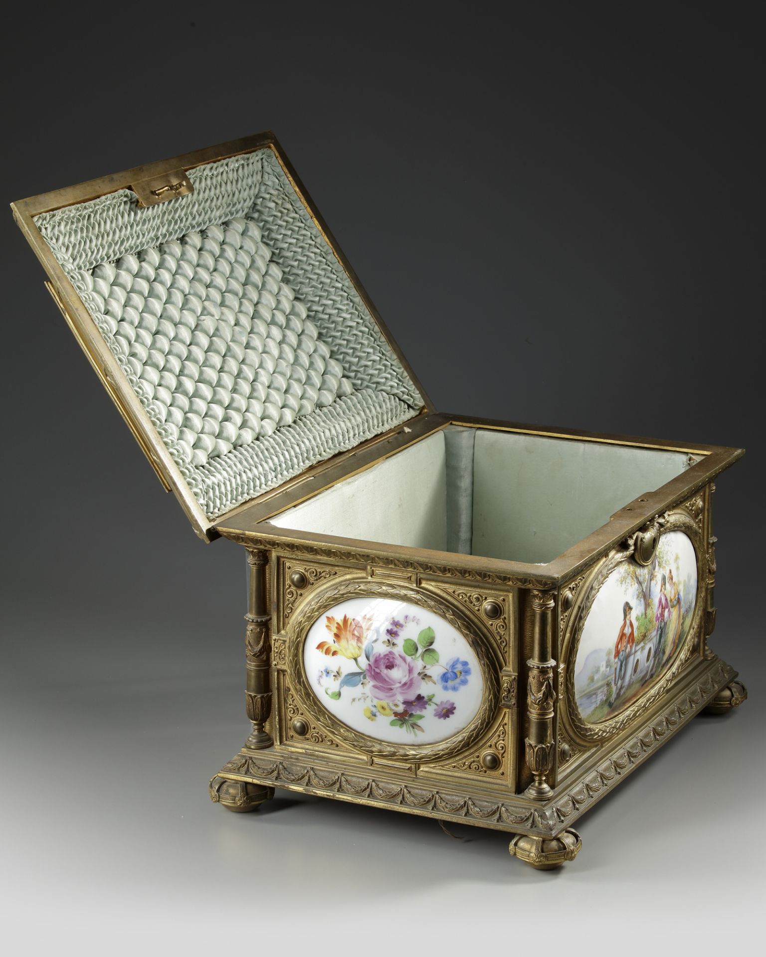 A LARGE JEWELRY BOX, SEVRES PORCELAIN, 19TH CENTURY - Image 5 of 5