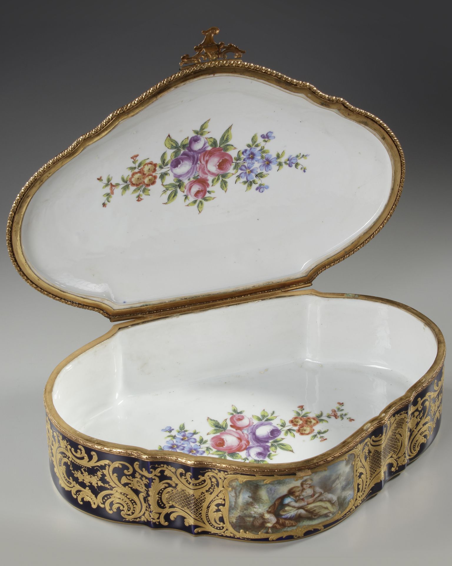A PORCELAIN JEWELRY BOX, 19TH CENTURY - Image 3 of 5
