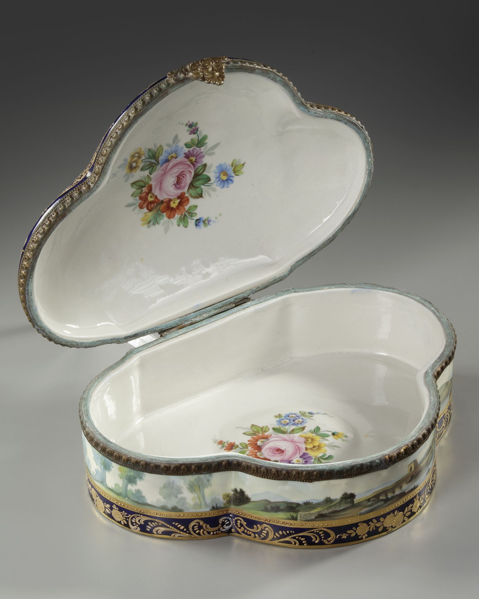 A PORCELAIN JEWELRY BOX, 19TH CENTURY - Image 4 of 4