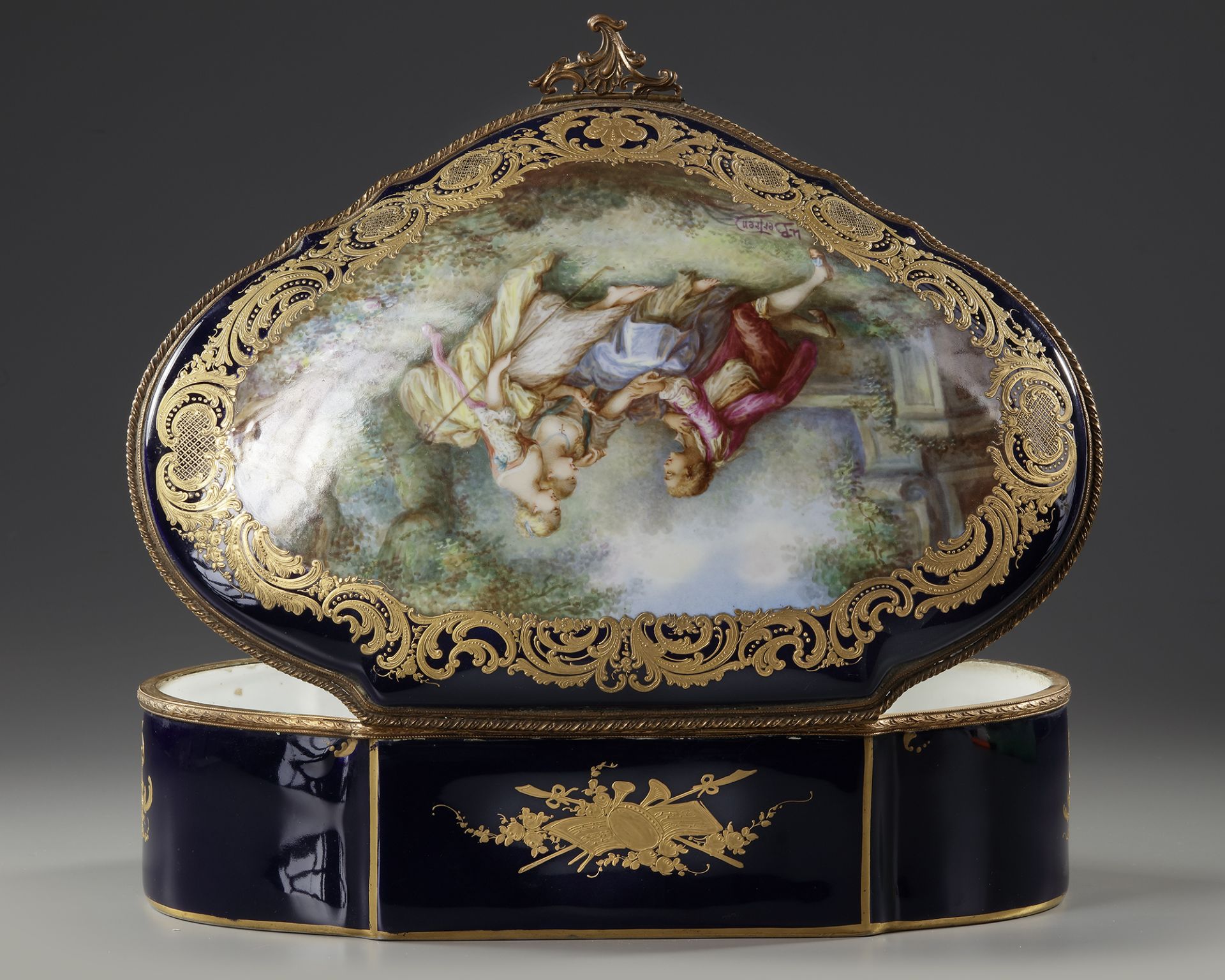 A PORCELAIN JEWELRY BOX, 19TH CENTURY - Image 4 of 5