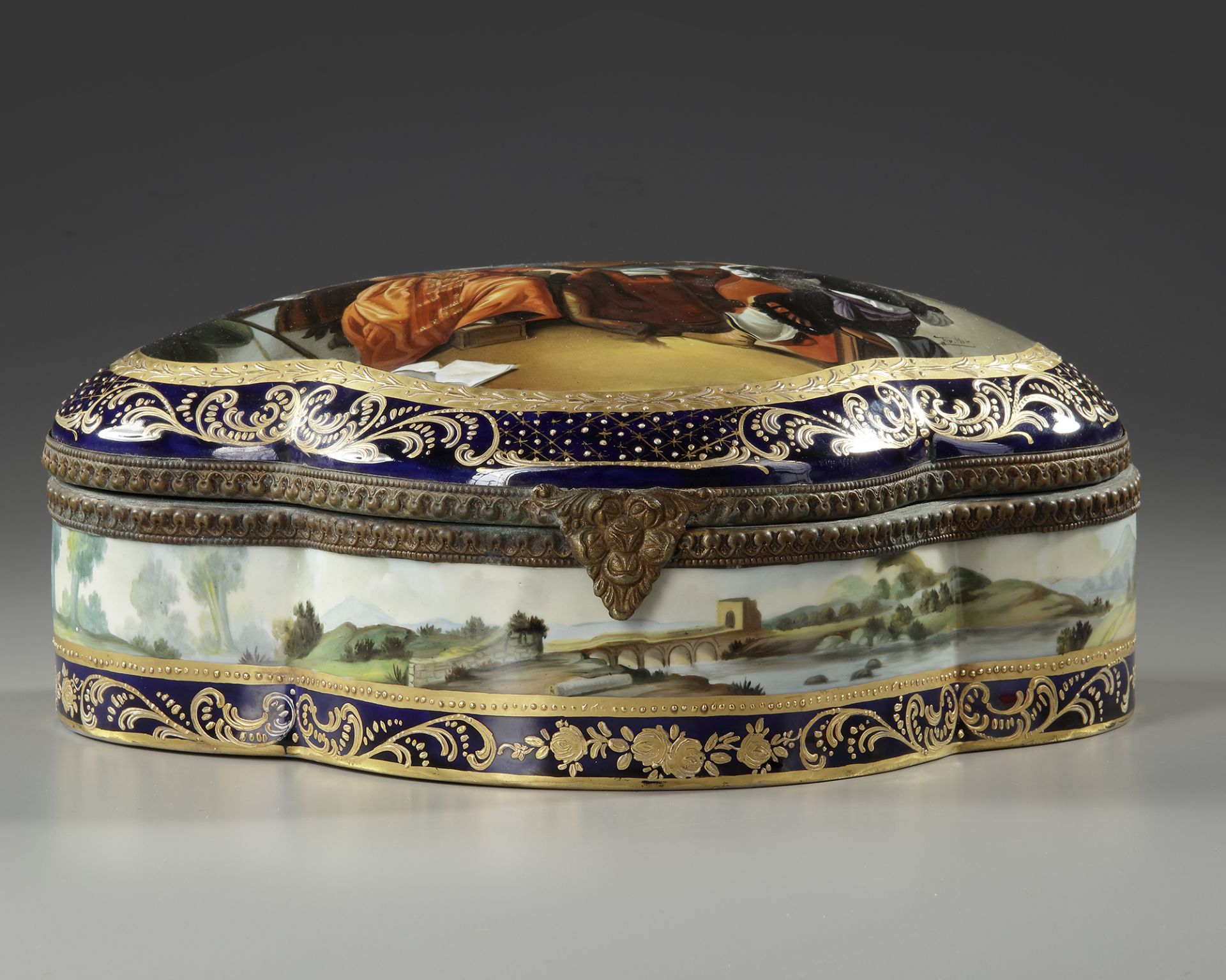 A PORCELAIN JEWELRY BOX, 19TH CENTURY - Image 3 of 4