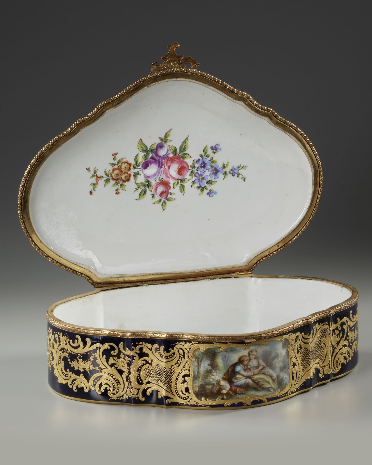 A PORCELAIN JEWELRY BOX, 19TH CENTURY - Image 5 of 5