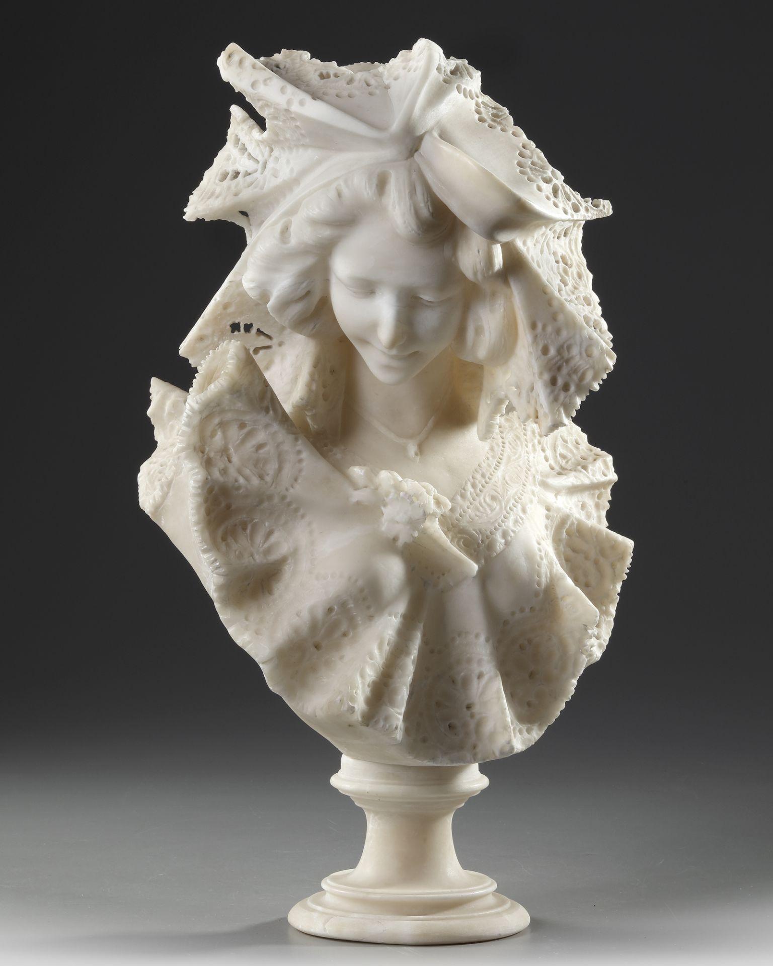 AN ALABASTER BUSTE, LATE 19TH CENTURY