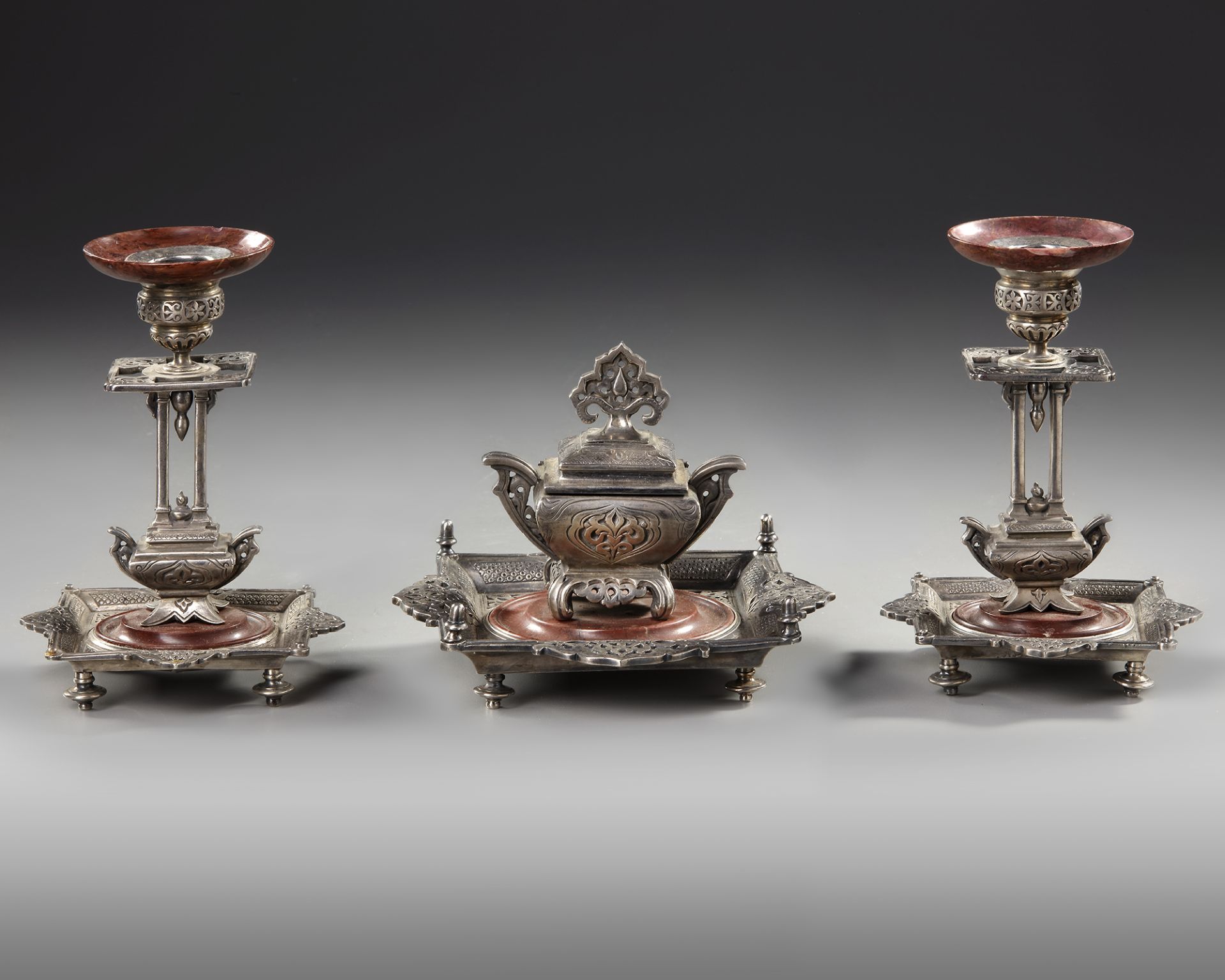 AN ORIENTAL INKWELL SET, 19TH CENTURY