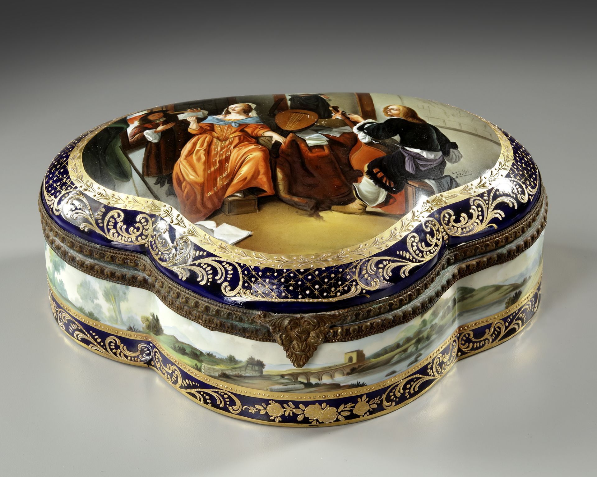 A PORCELAIN JEWELRY BOX, 19TH CENTURY