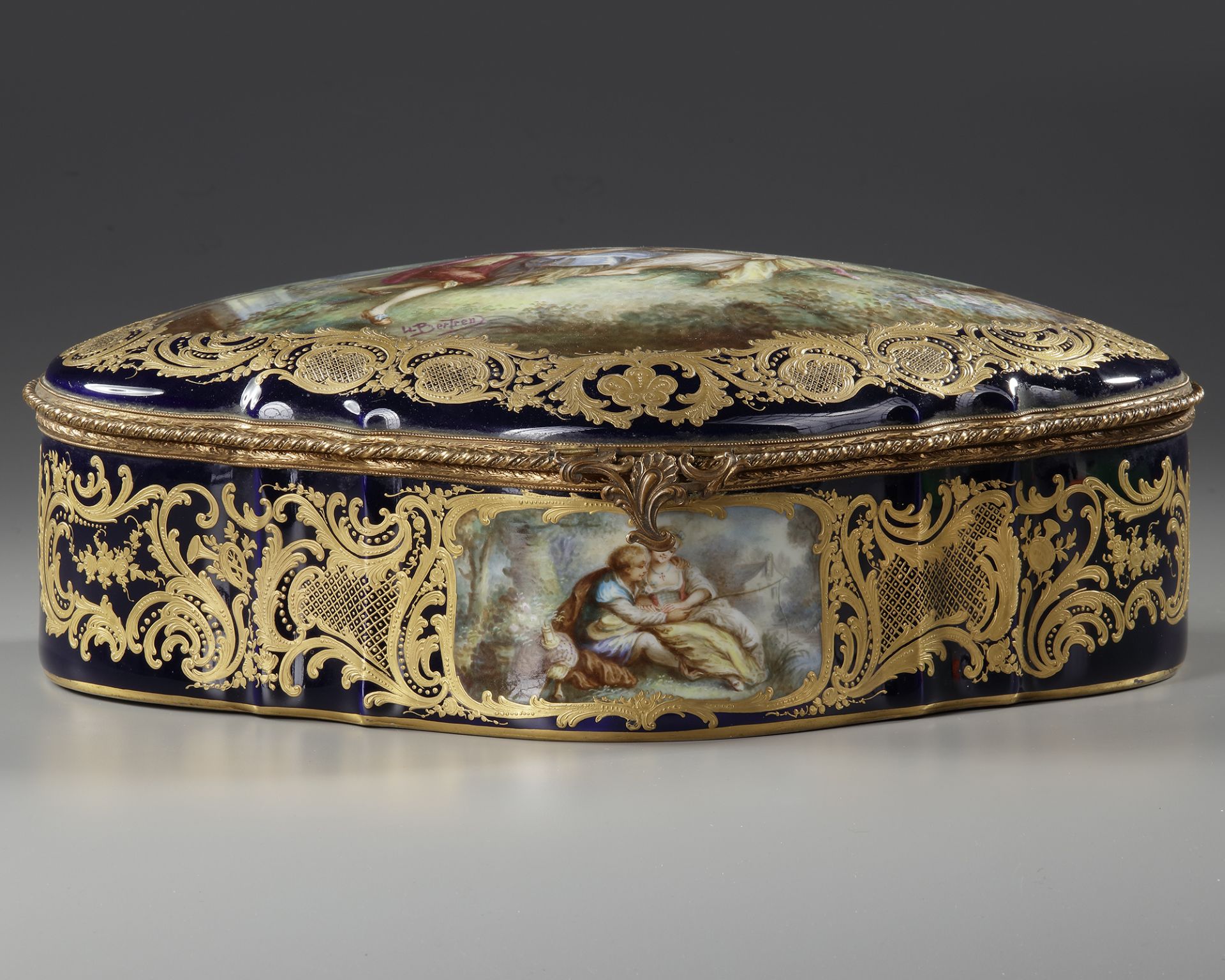 A PORCELAIN JEWELRY BOX, 19TH CENTURY - Image 2 of 5