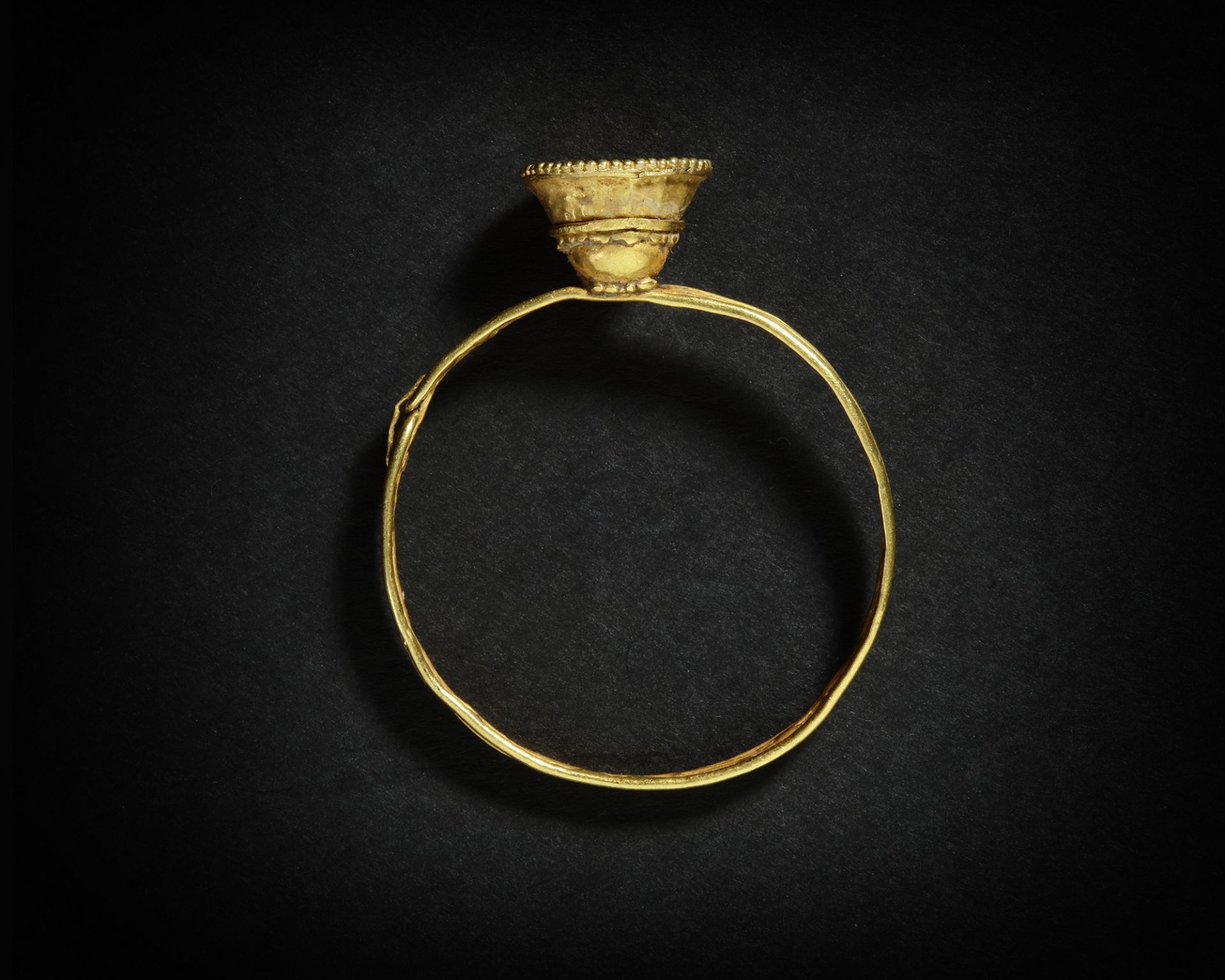 AN EARLY GOLD ISLAMIC BABY BANGLE,12TH CENTURY - Image 2 of 2