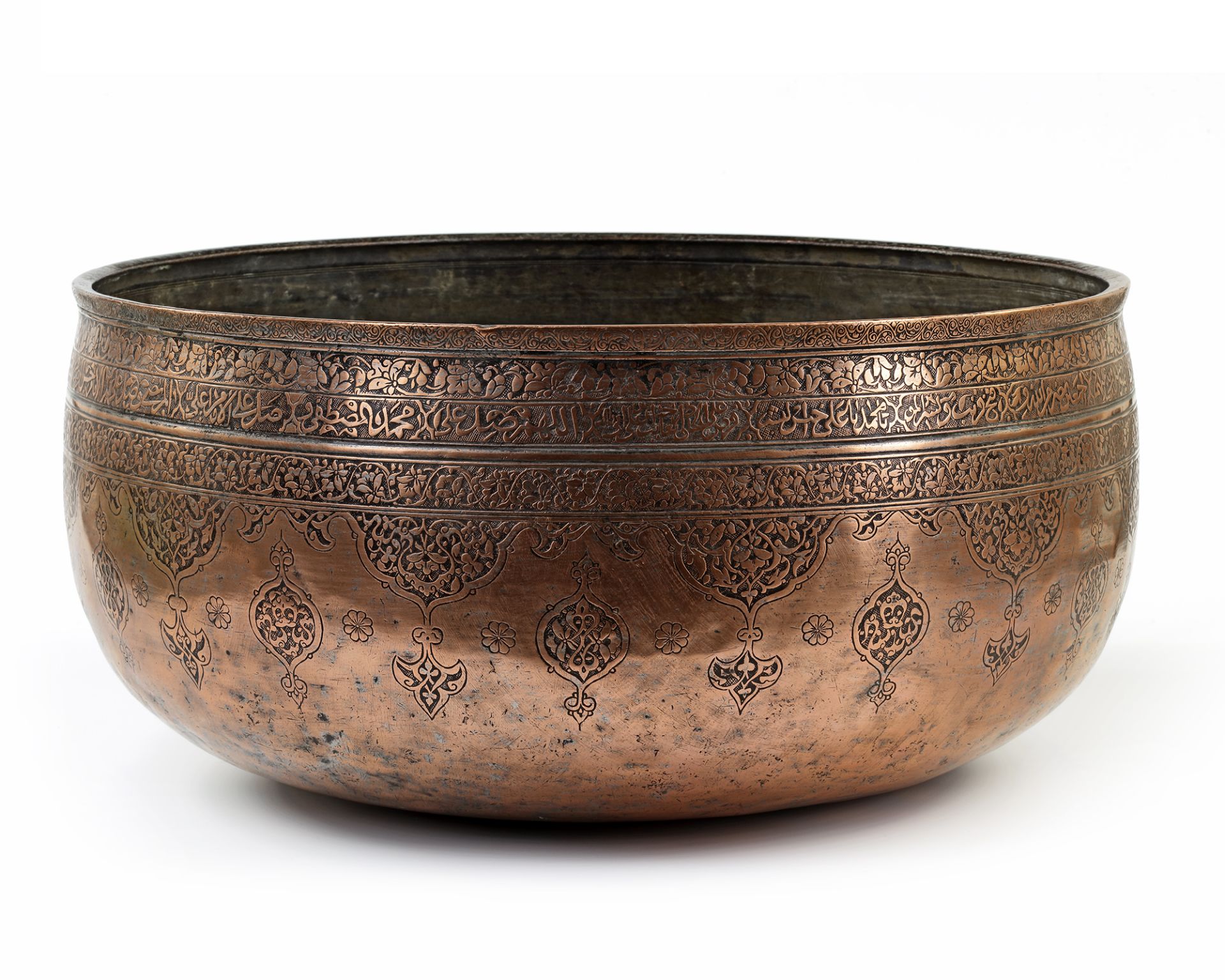 A MONUMENTAL LATE TIMURID ENGRAVED COPPER BOWL CENTRAL ASIA, LATE 15TH/EARLY 16TH CENTURY - Image 2 of 6