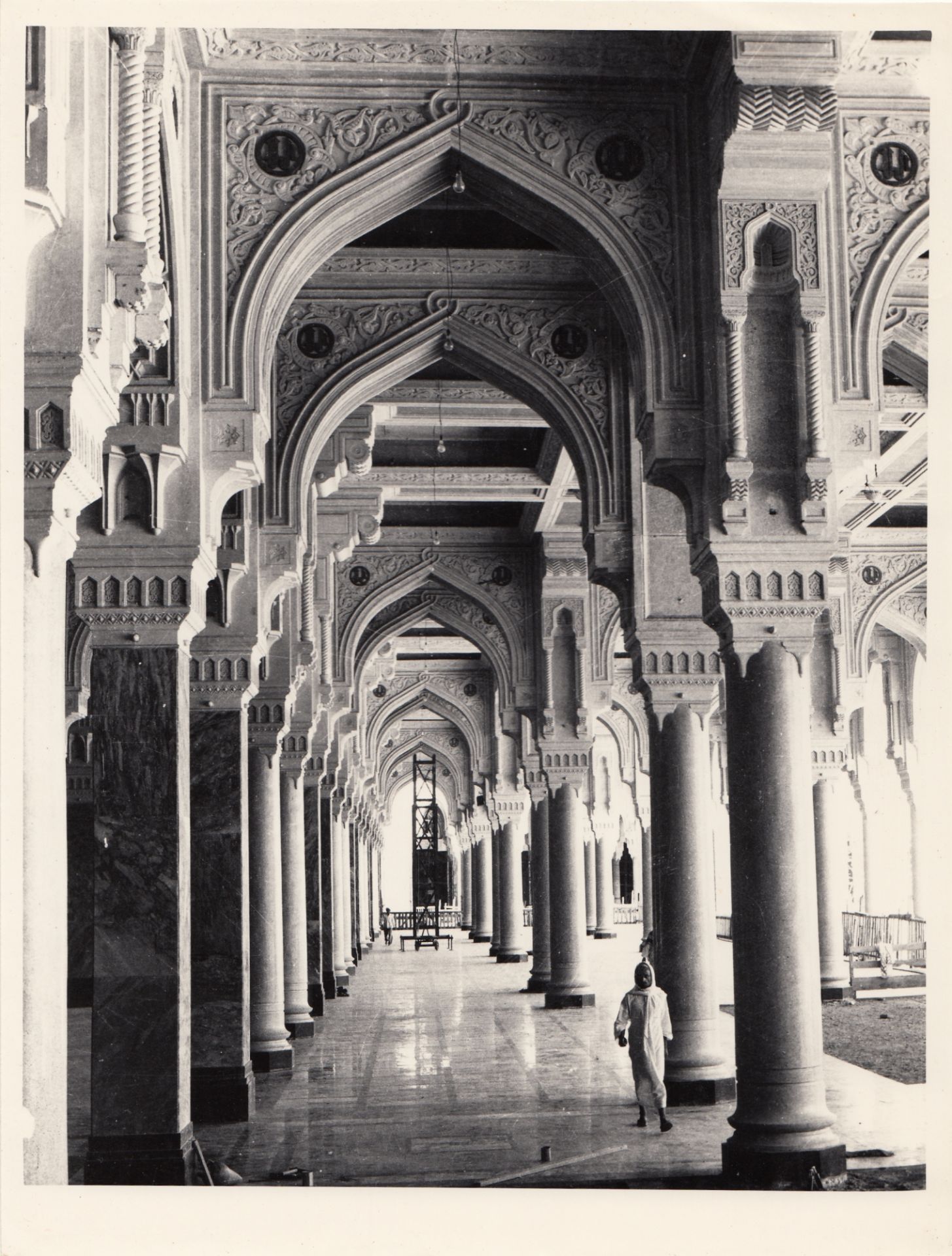 FOURTEEN RARE PHOTOGRAPHS OF THE FIRST EXPANSION OF THE MASJID AL-HARAM DURING KING SAUD BIN ABDULAZ - Image 15 of 16