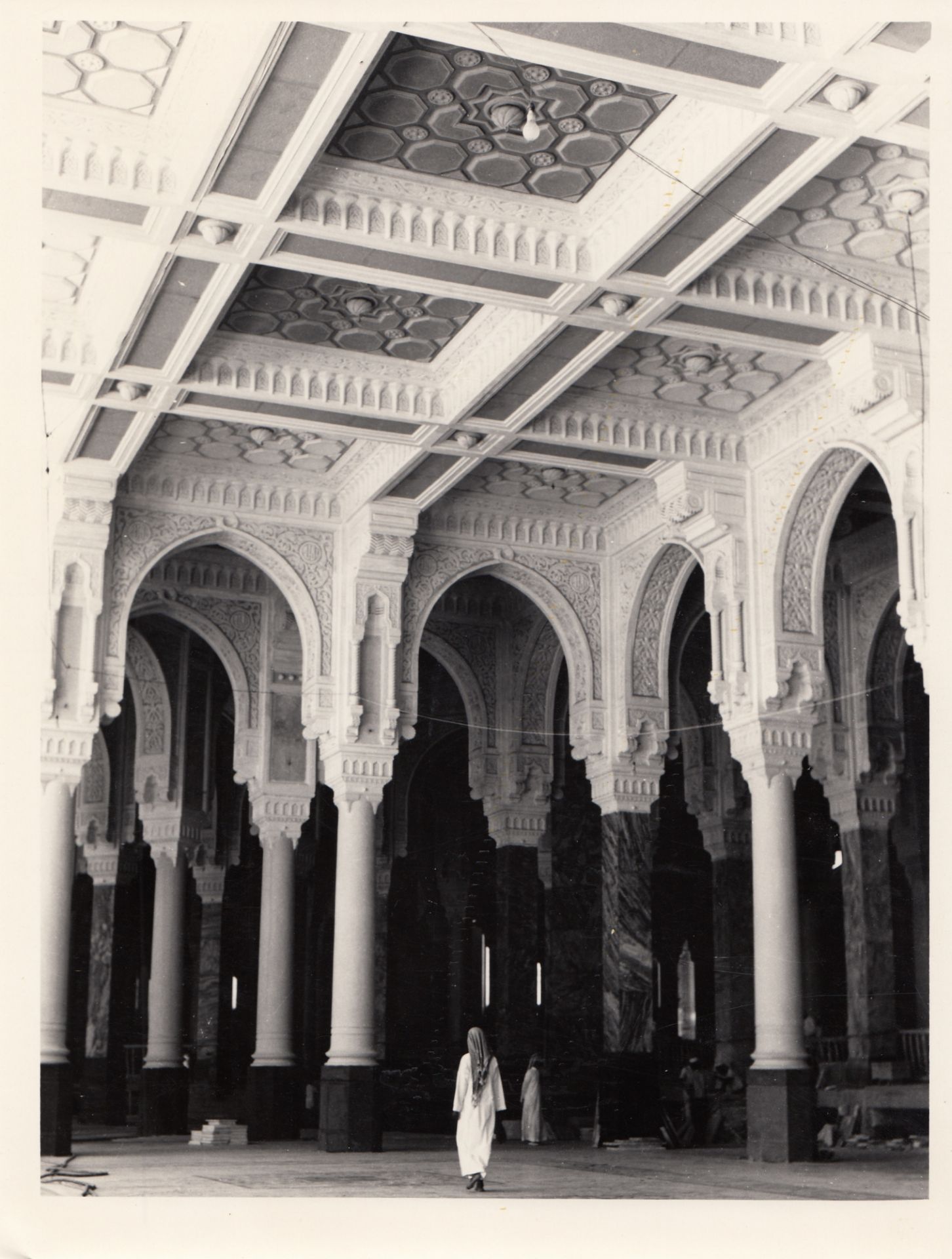 FOURTEEN RARE PHOTOGRAPHS OF THE FIRST EXPANSION OF THE MASJID AL-HARAM DURING KING SAUD BIN ABDULAZ - Image 16 of 16