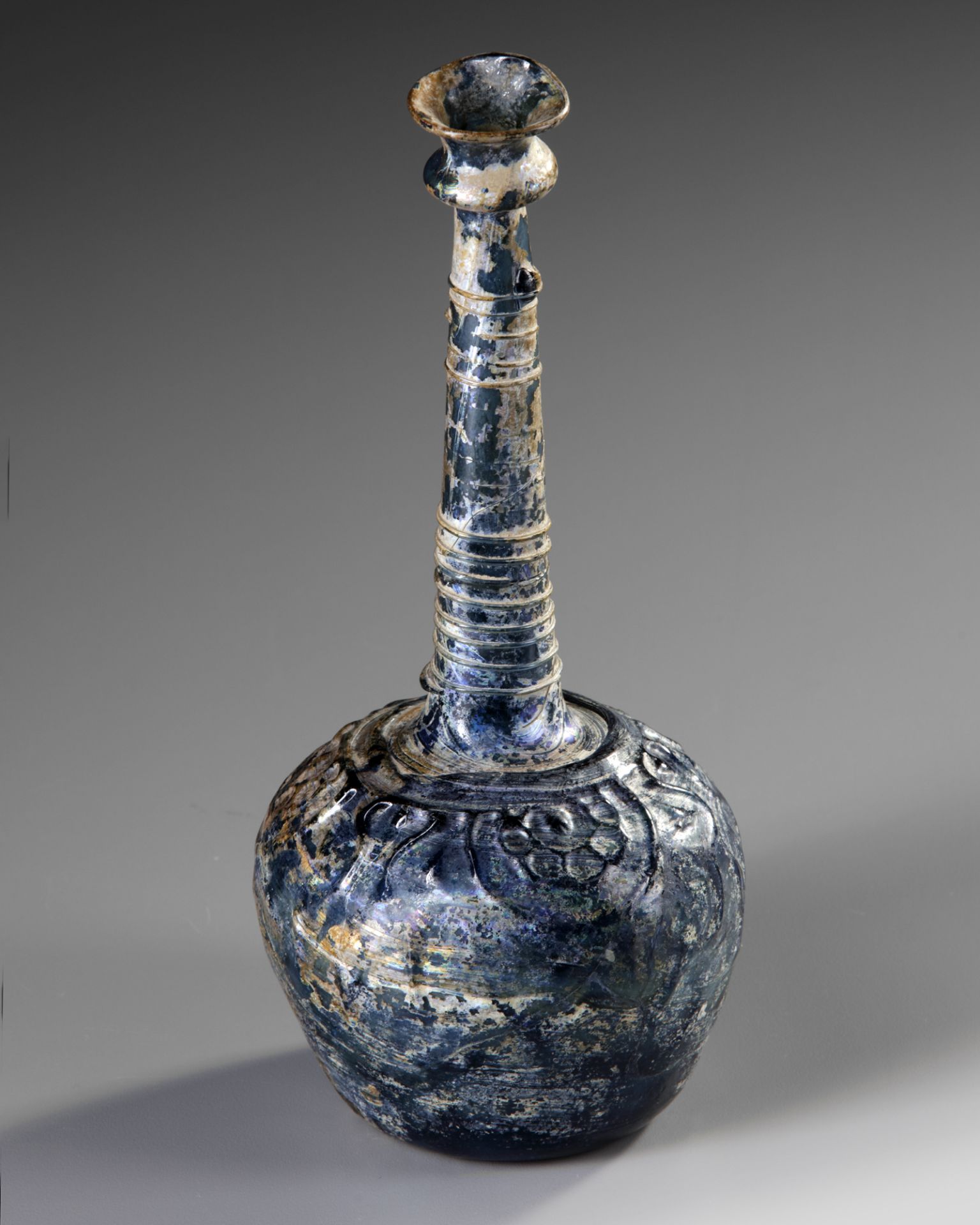 A TALL-NECKED BLUE GLASS BOTTLE, PERSIA OR SYRIA, 11TH-12TH CENTURY - Image 4 of 7