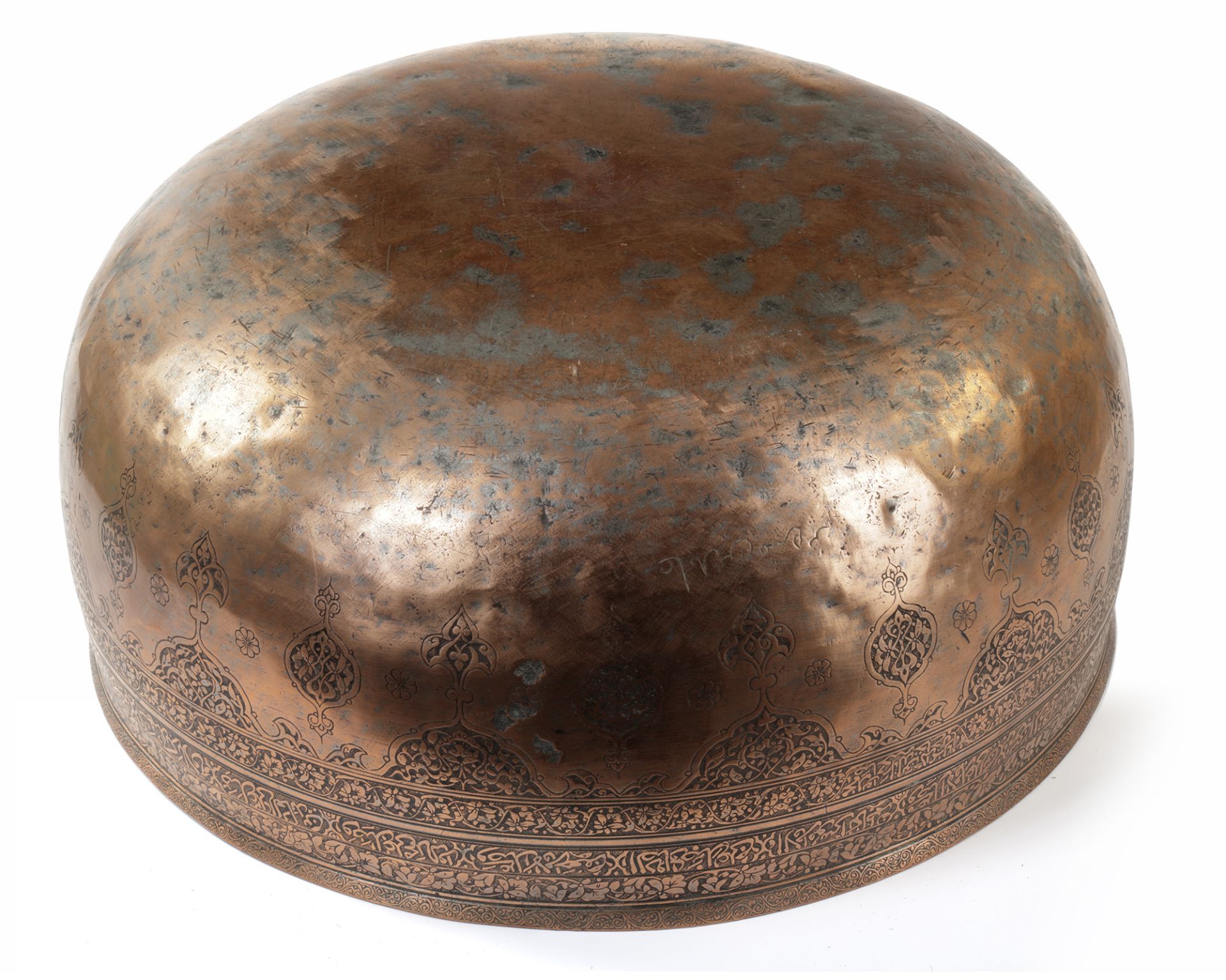 A MONUMENTAL LATE TIMURID ENGRAVED COPPER BOWL CENTRAL ASIA, LATE 15TH/EARLY 16TH CENTURY - Image 3 of 6