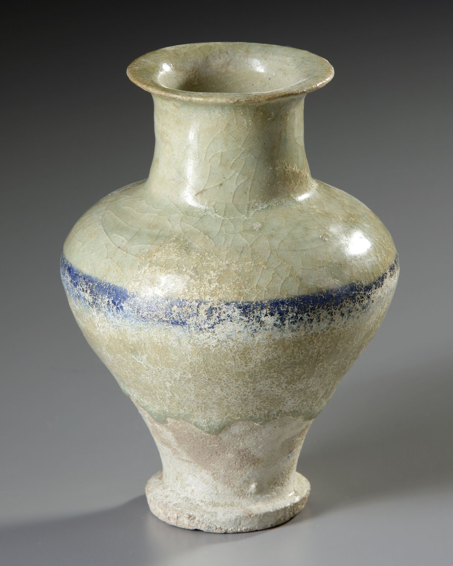 A RAQQA BLUE AND WHITE POTTERY JAR, SYRIA, 13TH CENTURY - Image 5 of 7