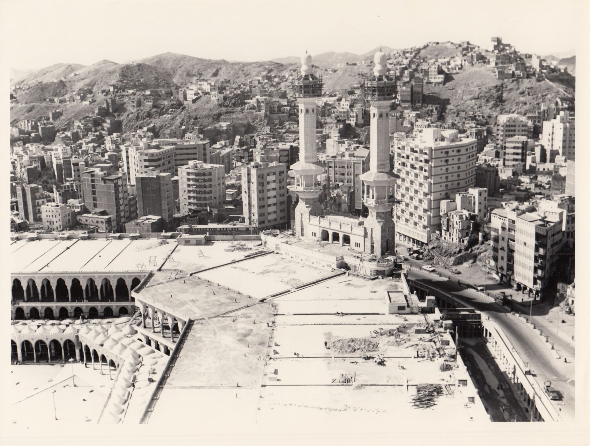 FOURTEEN RARE PHOTOGRAPHS OF THE FIRST EXPANSION OF THE MASJID AL-HARAM DURING KING SAUD BIN ABDULAZ - Image 3 of 16
