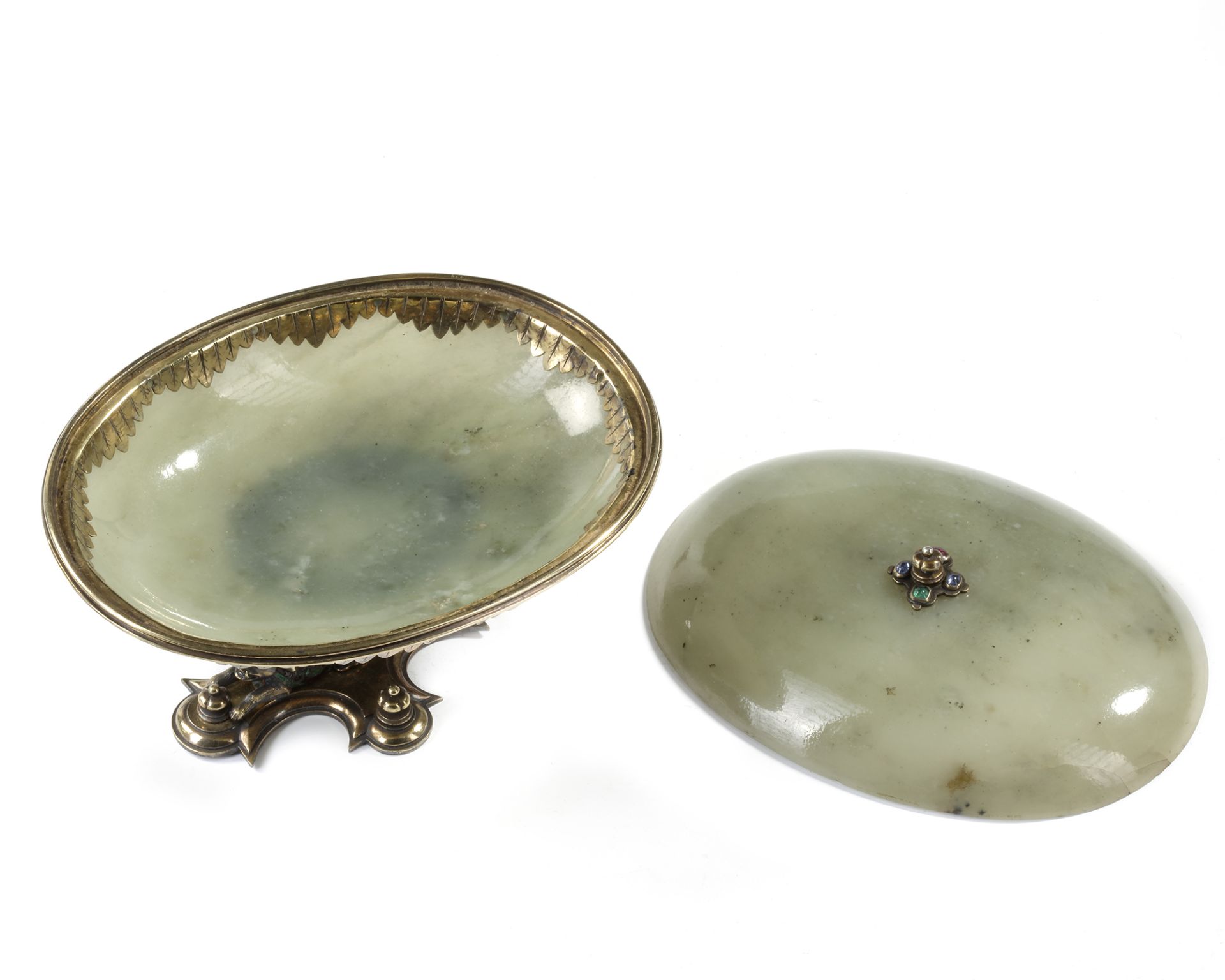 A MUGHAL JADE BOWL AND COVER, 18TH CENTURY - Image 3 of 4