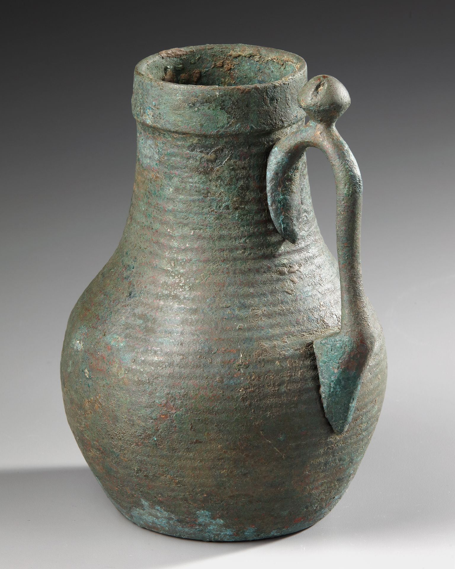 AN UMAYYAD BRONZE EWER, MESOPOTAMIA, 8TH-9TH CENTURY - Bild 6 aus 10