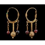 A PAIR OF FATIMID GOLD EARRINGS, 12TH CENTURY