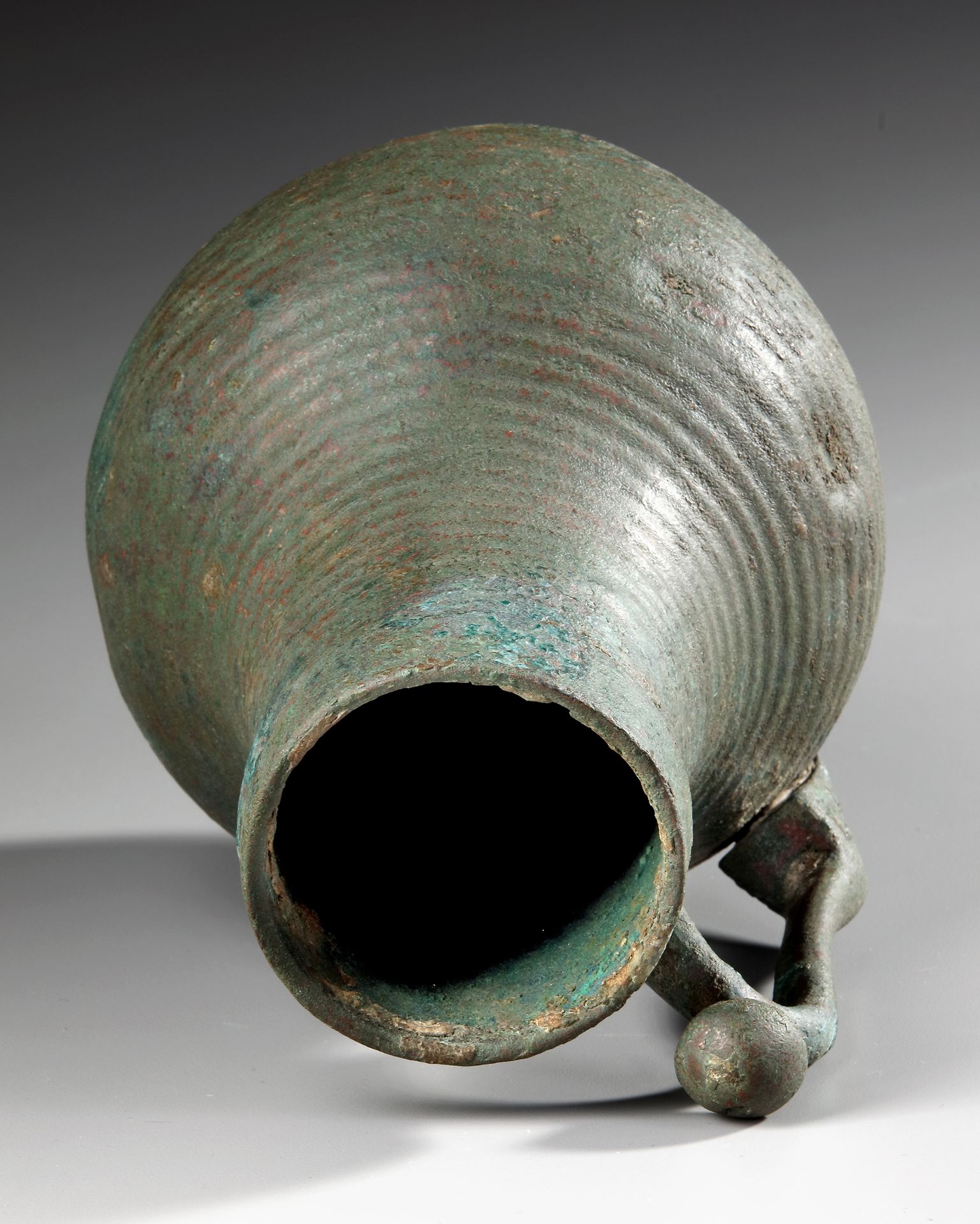 AN UMAYYAD BRONZE EWER, MESOPOTAMIA, 8TH-9TH CENTURY - Bild 7 aus 10